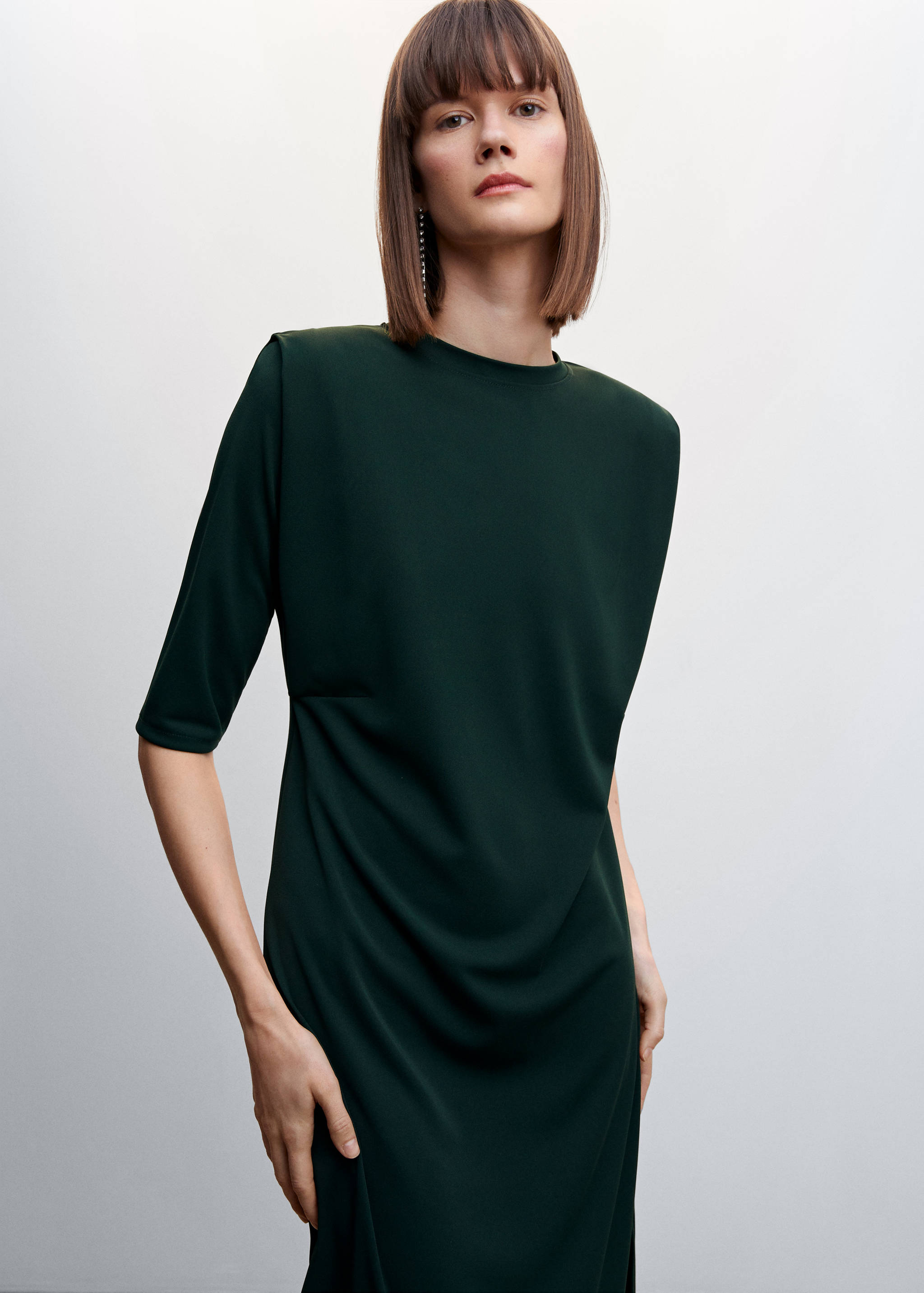 Robe manches courtes épaulettes - Plan moyen