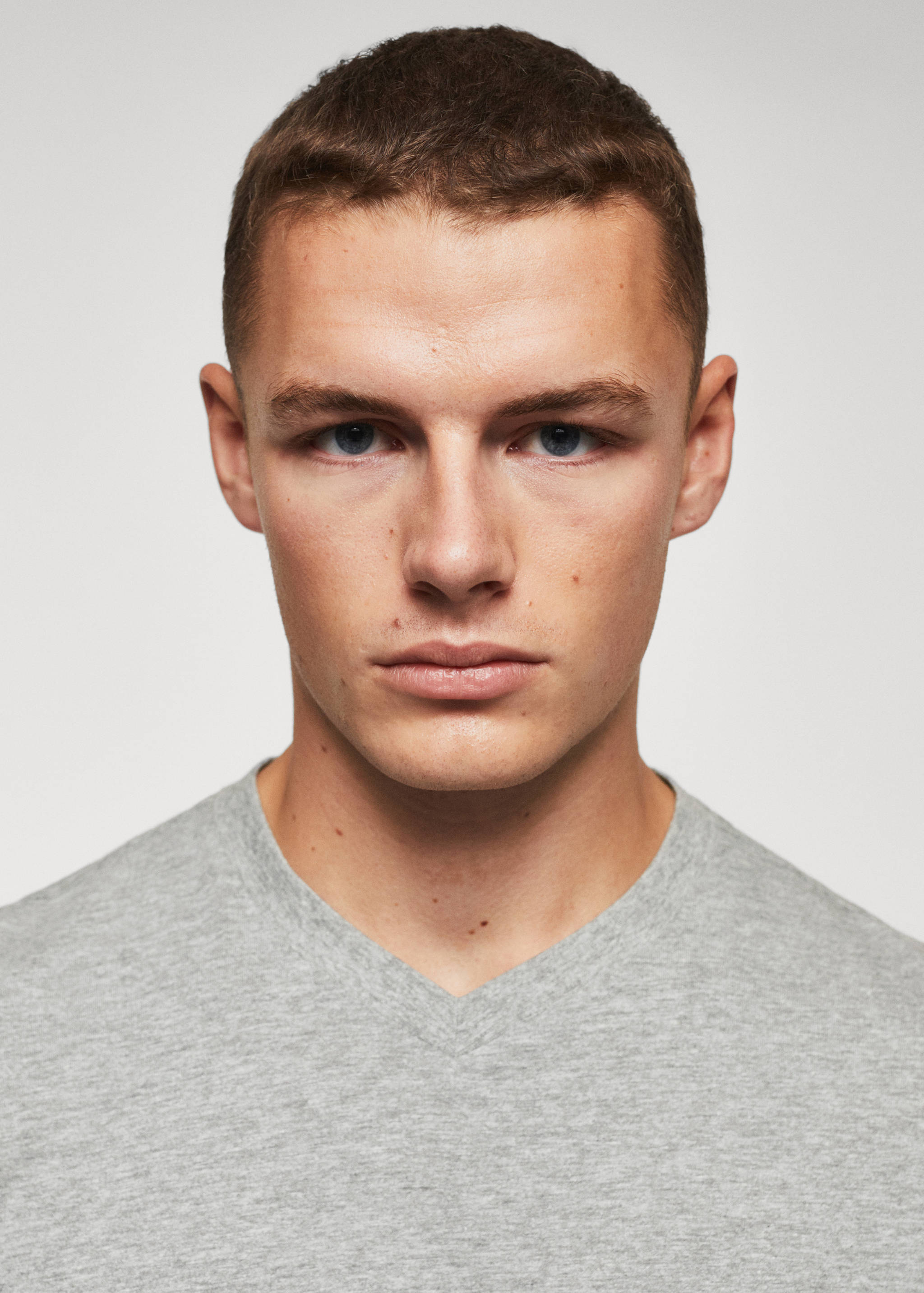 T-shirt essentiel léger col V - Détail de l'article 1