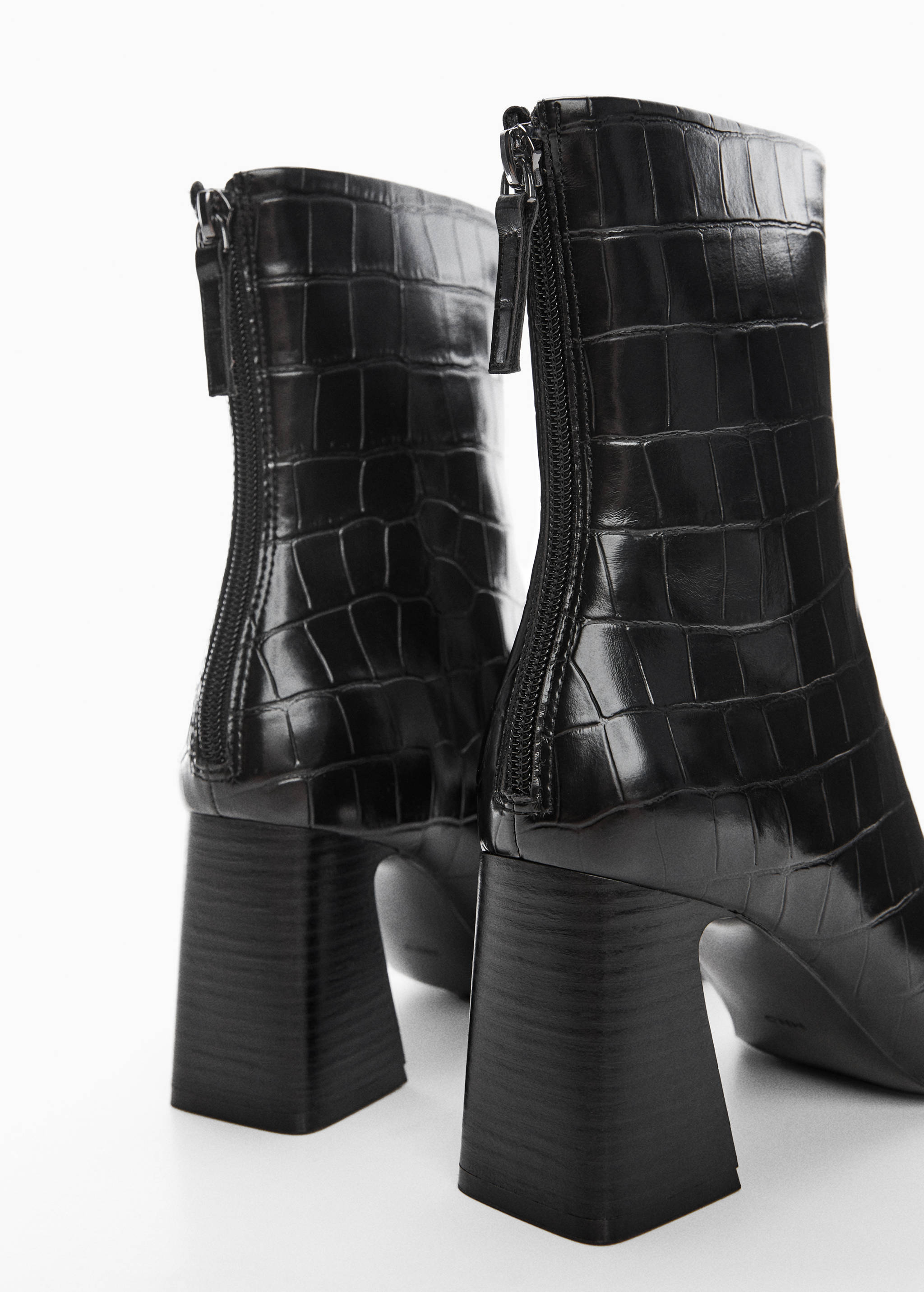 Croc-effect ankle boots - Details of the article 2