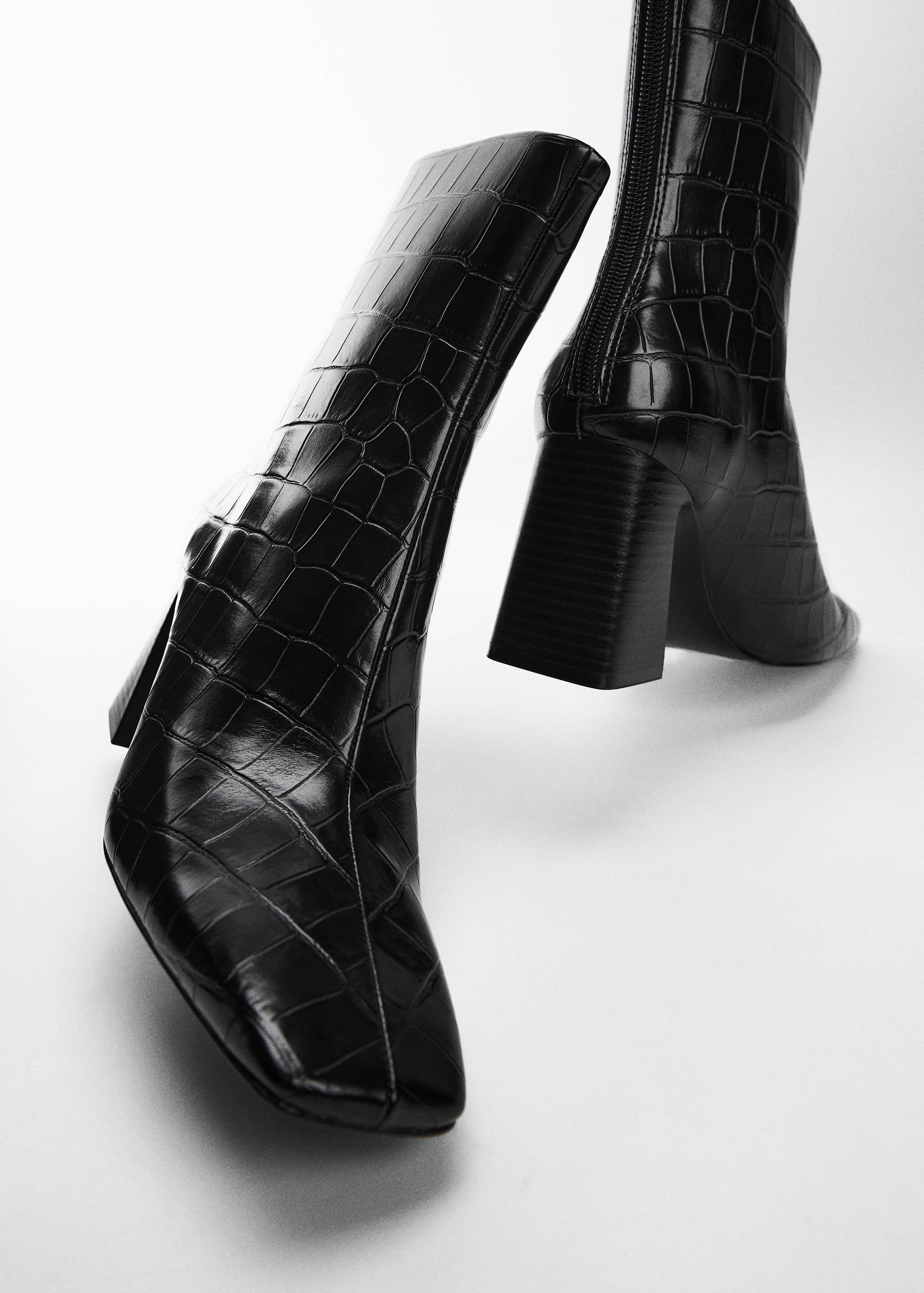 Croc-effect ankle boots - Details of the article 5