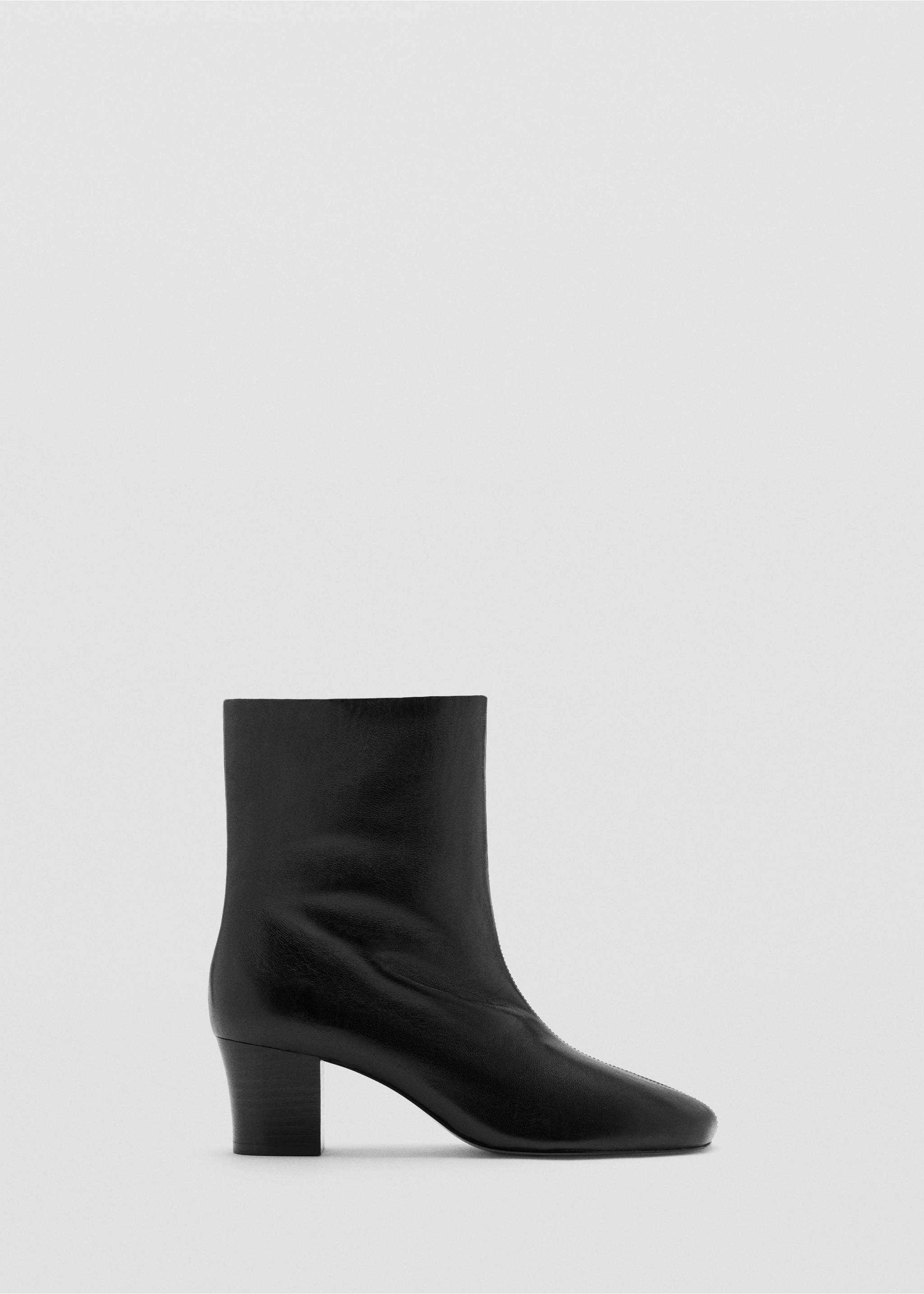 Black ankle boot with a rounded toe and mid-height block heel., Black. Ref: 47001348-00.