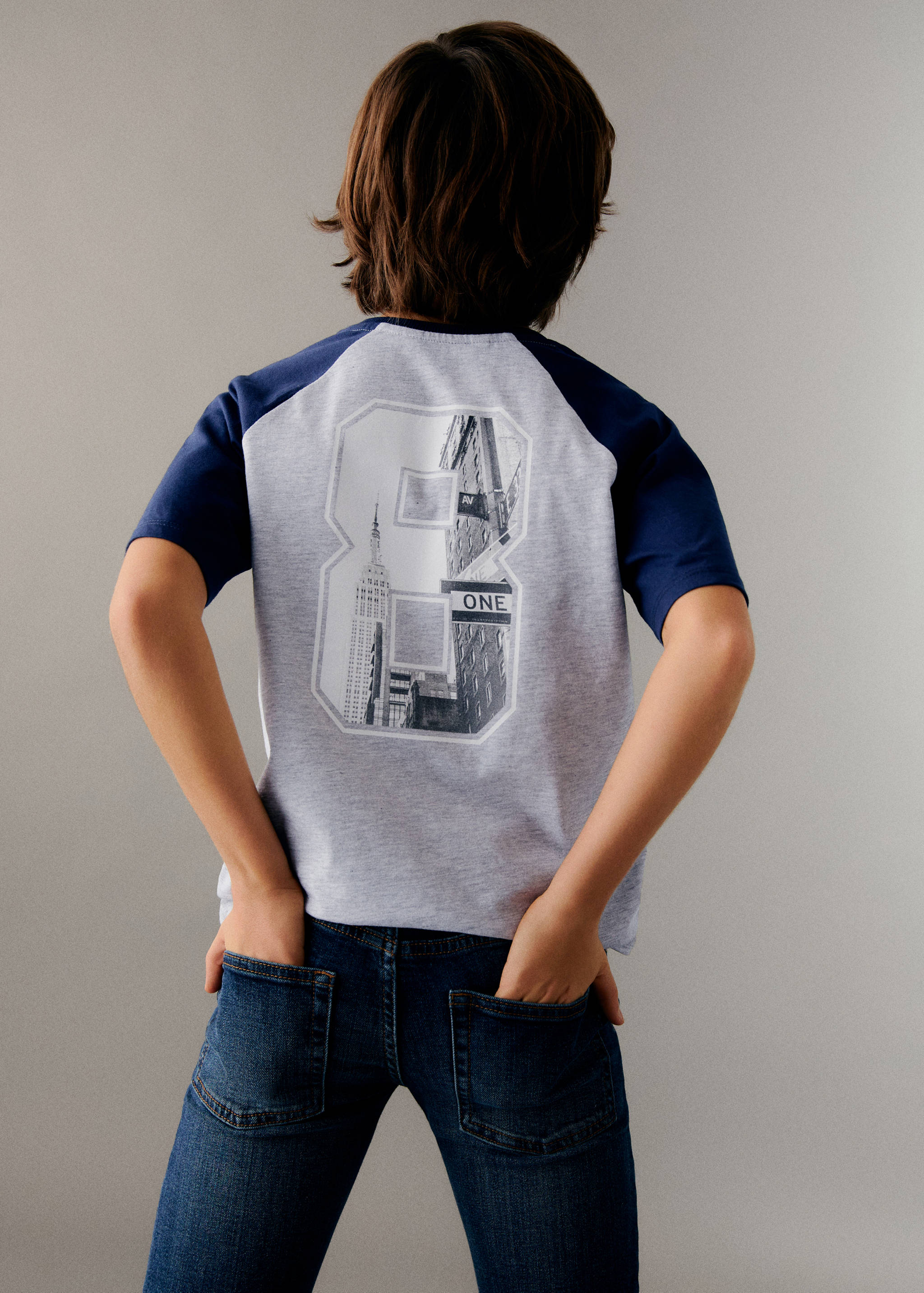 Футболка с рукавами-реглан - Средний план