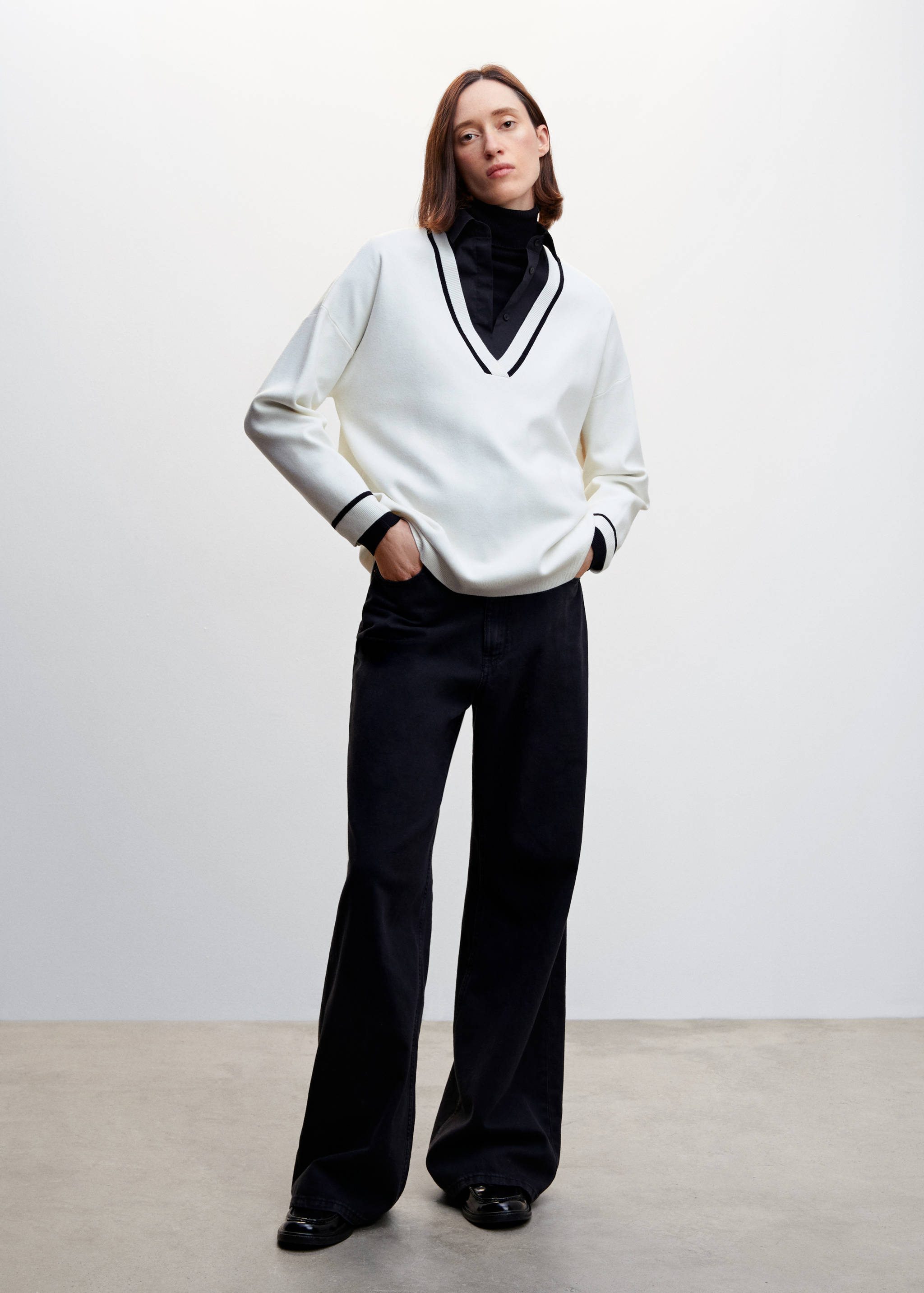 Contrasting V-neck sweater - General plane