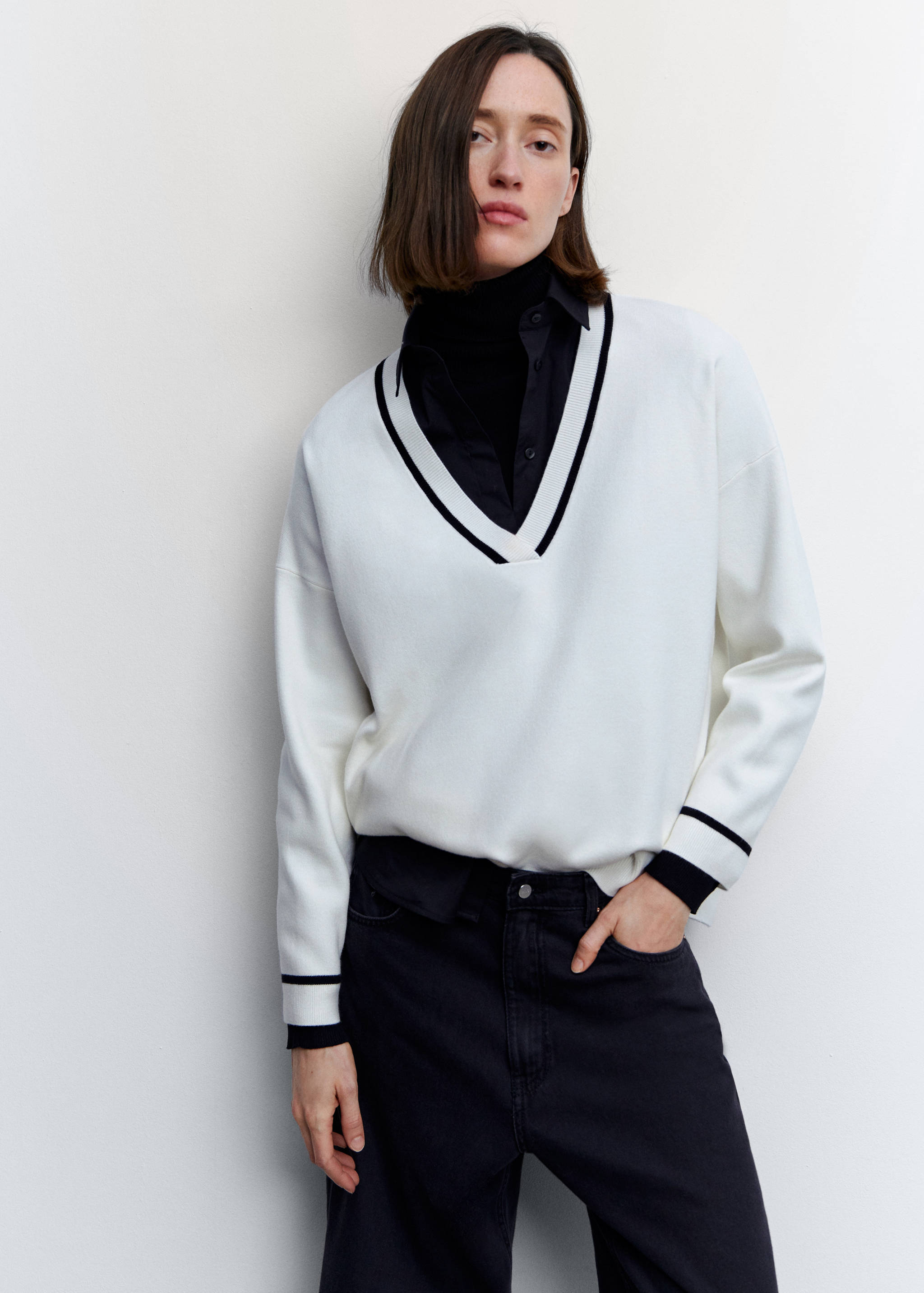 Contrasting V-neck sweater - Medium plane