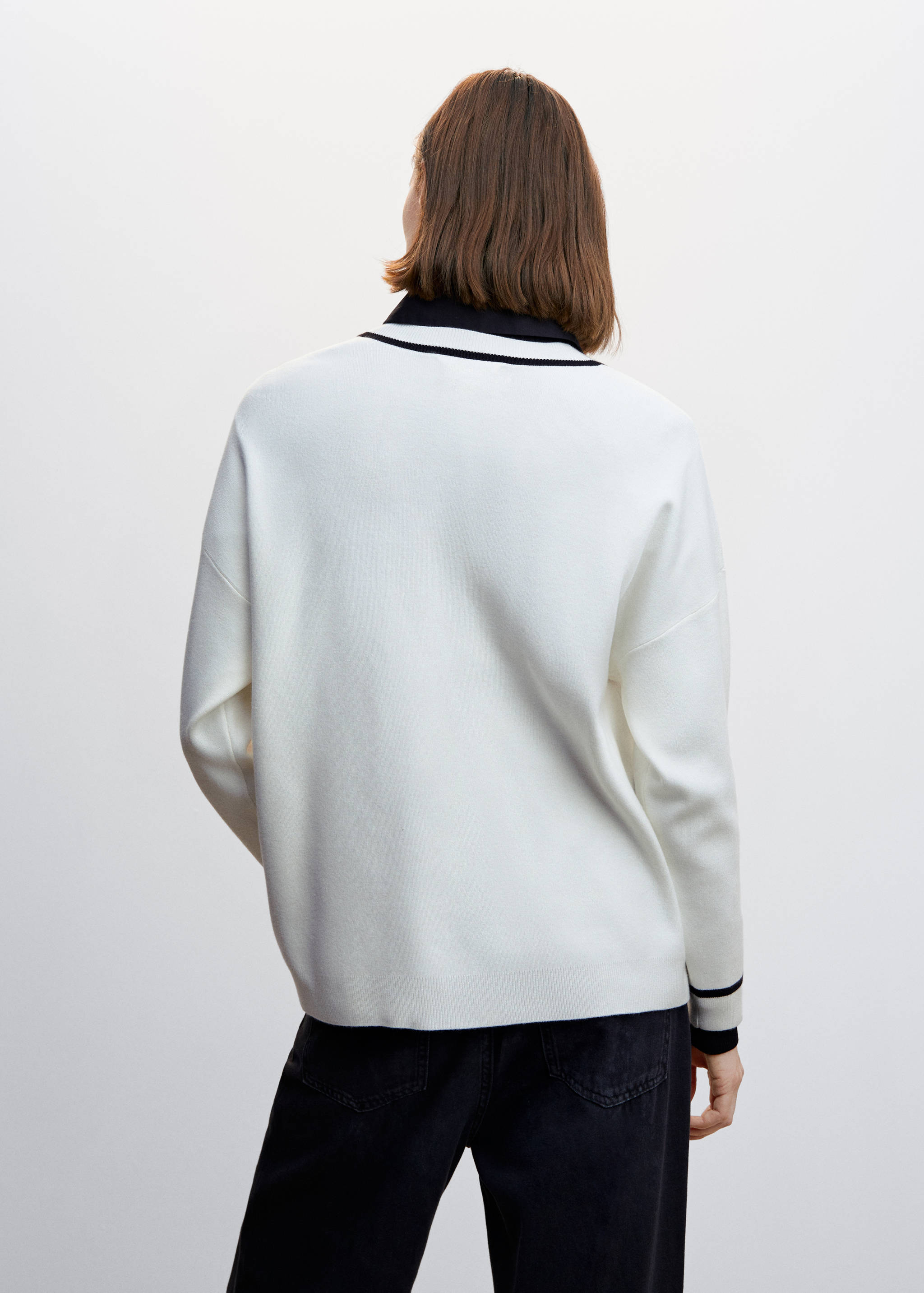 Contrasting V-neck sweater - Reverse of the article