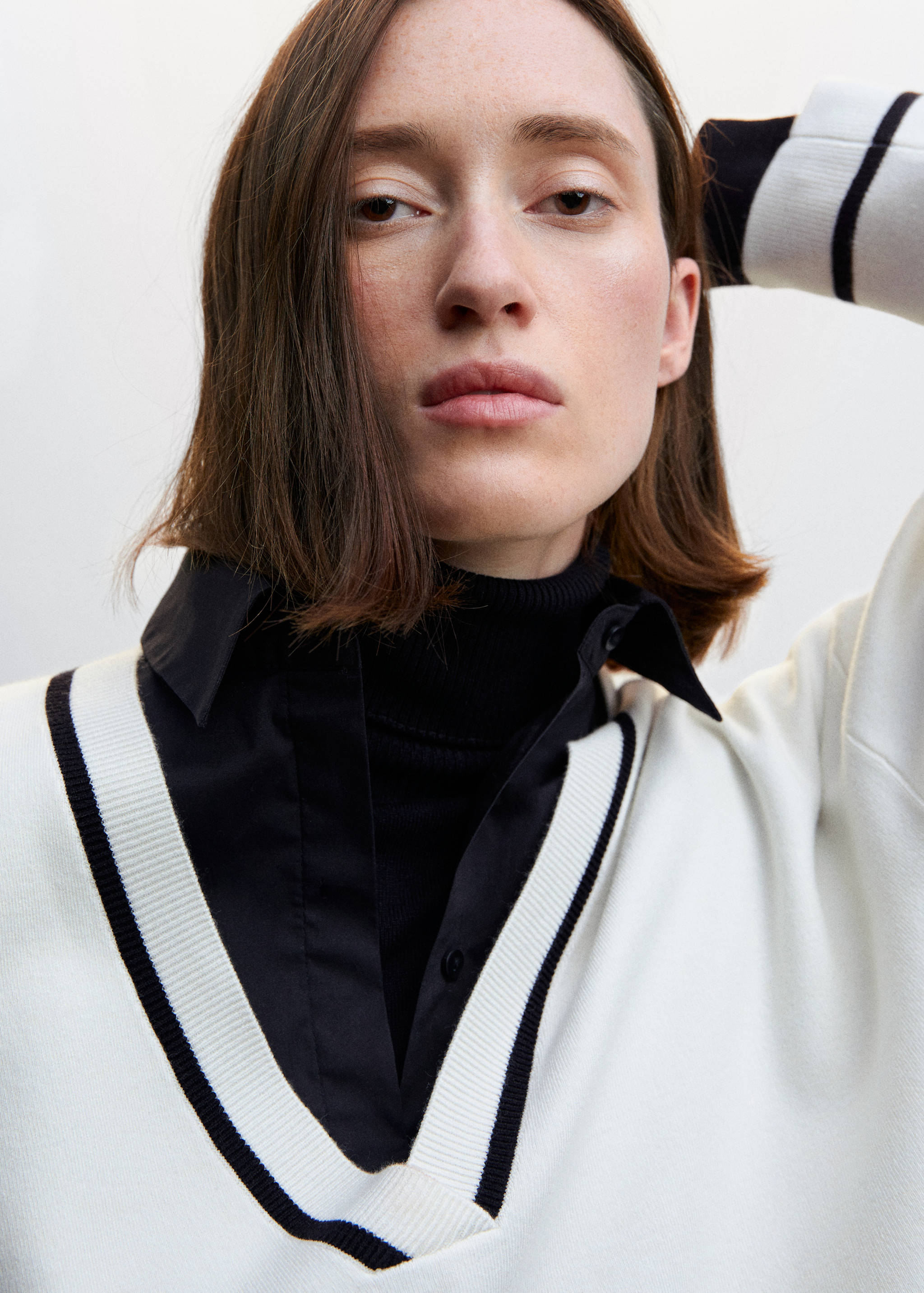 Contrasting V-neck sweater - Details of the article 1