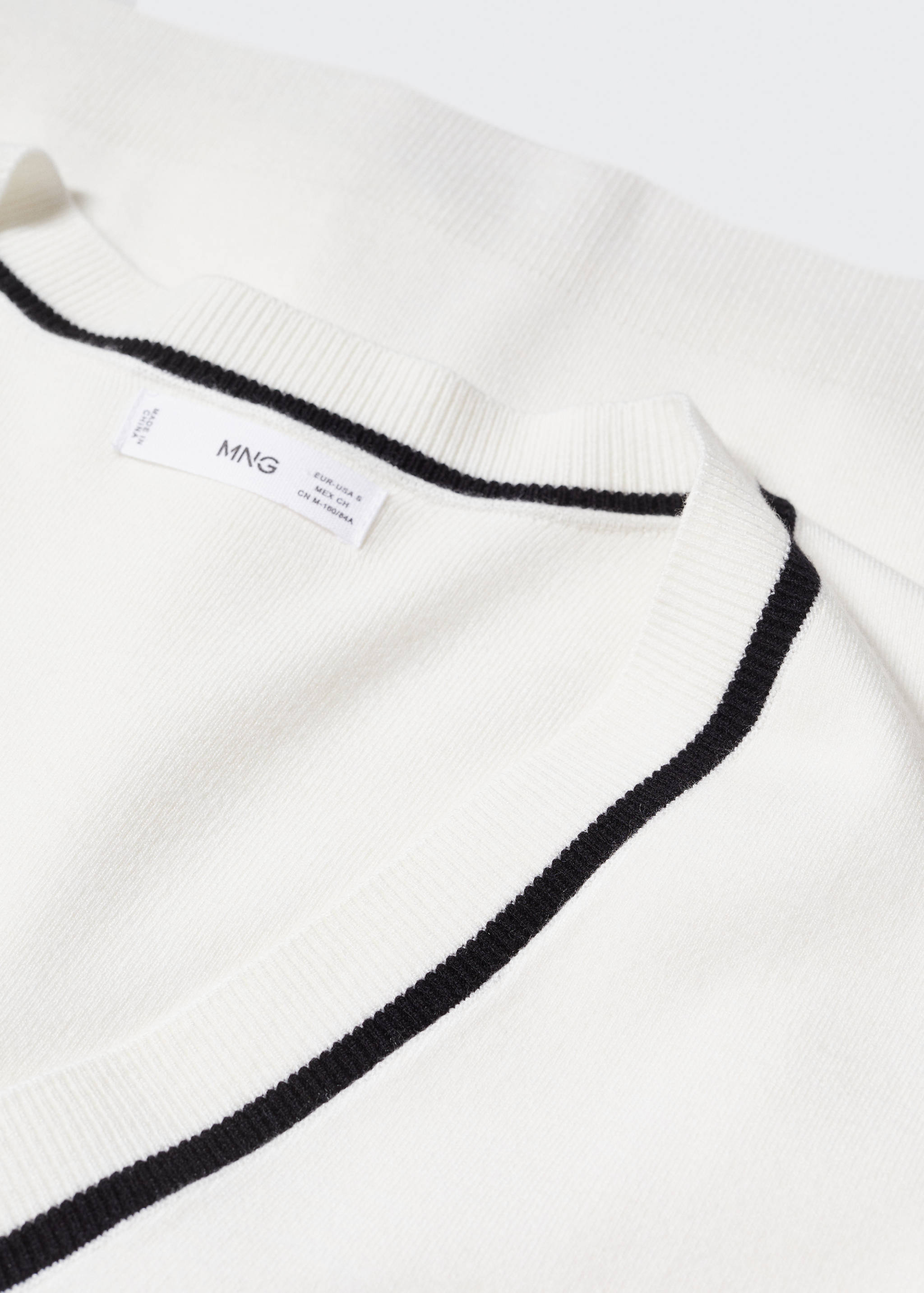 Contrasting V-neck sweater - Details of the article 8