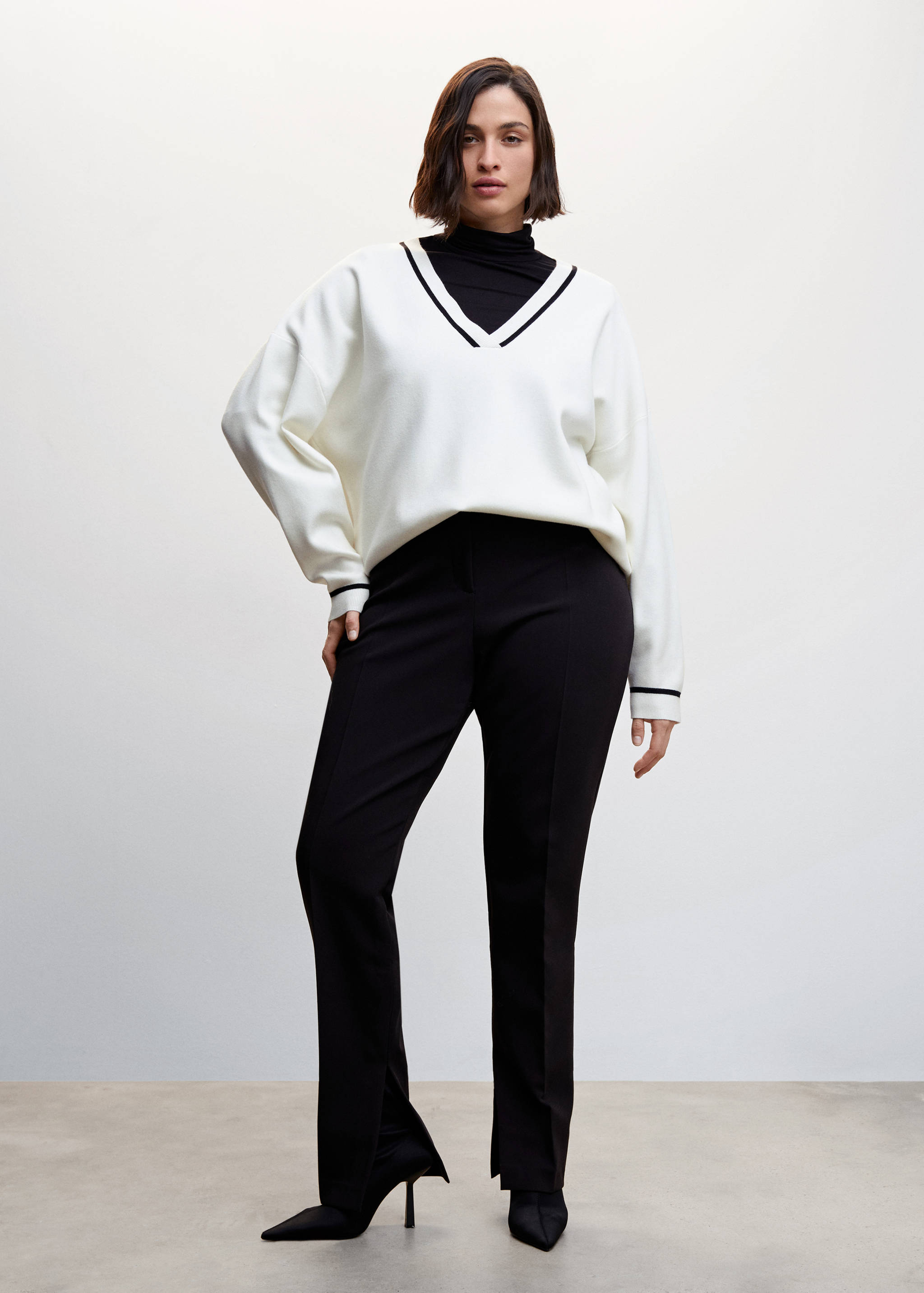 Contrasting V-neck sweater - Details of the article 3