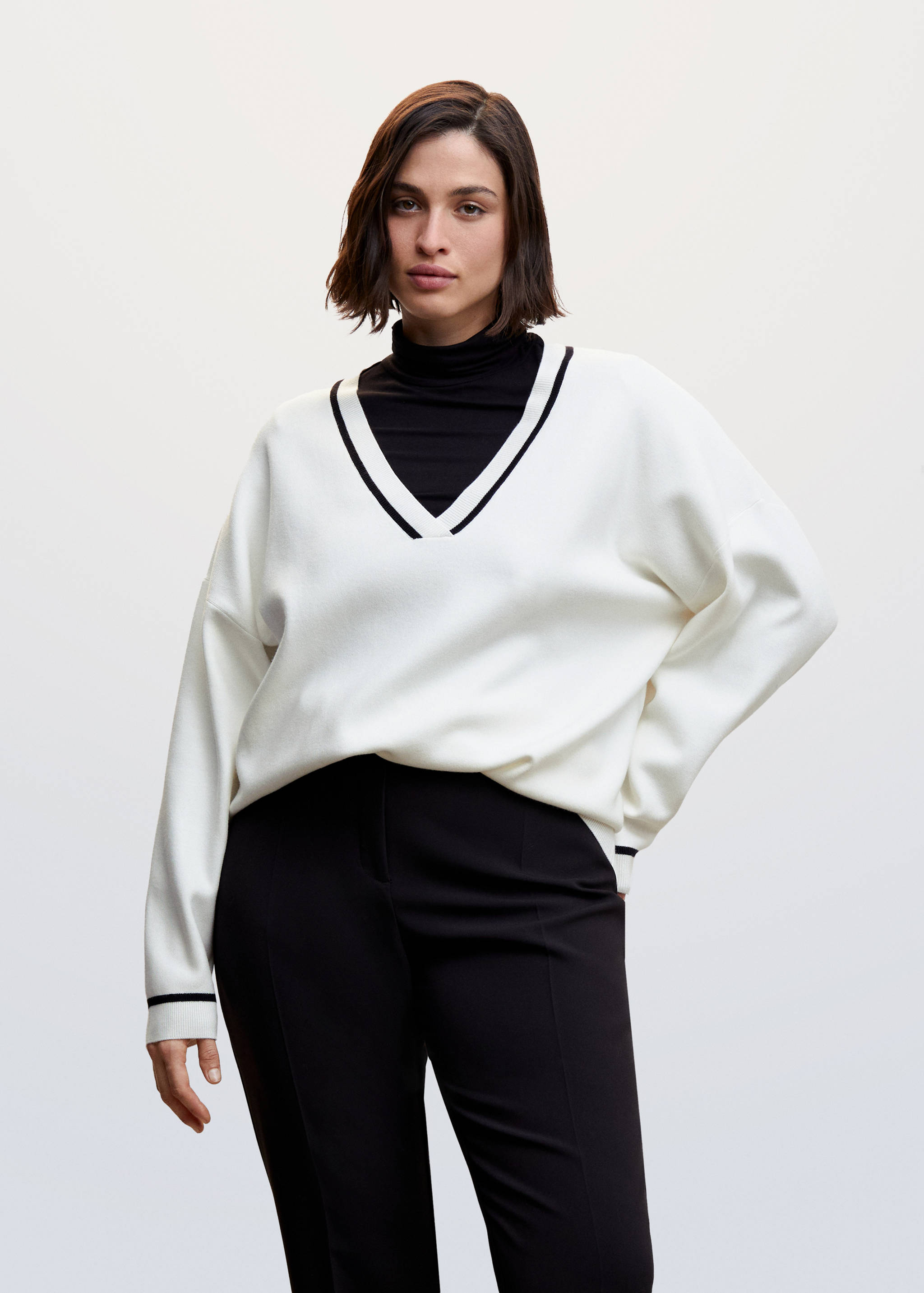 Contrasting V-neck sweater - Details of the article 5
