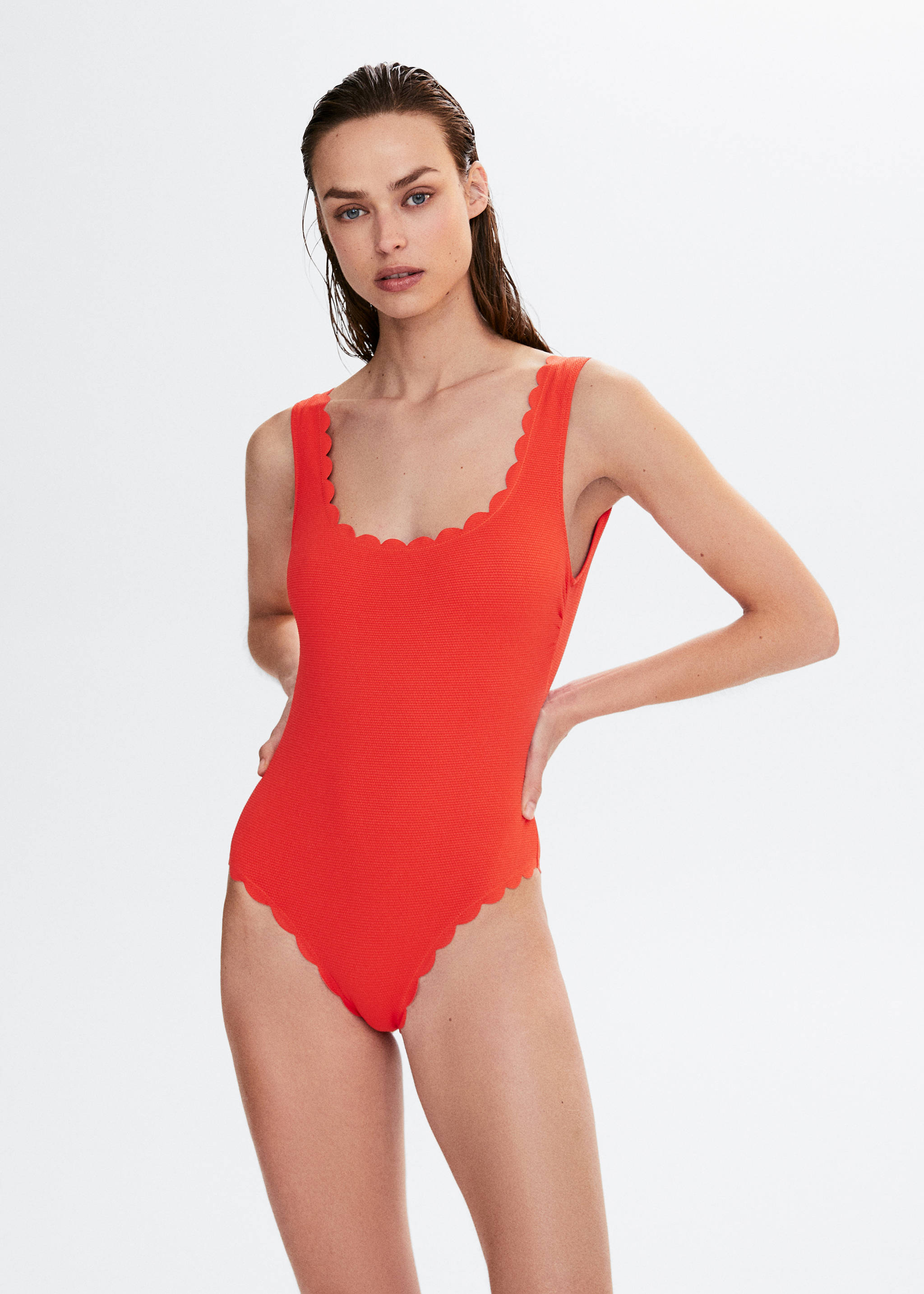 Scallop-textured swimsuit - Medium plane