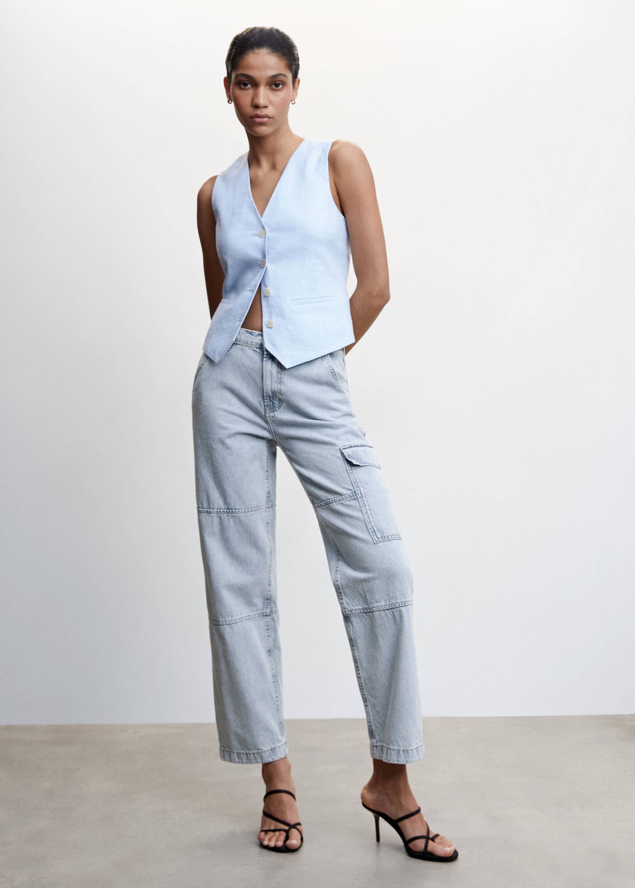 Джинсы карго с карманами - Общий план