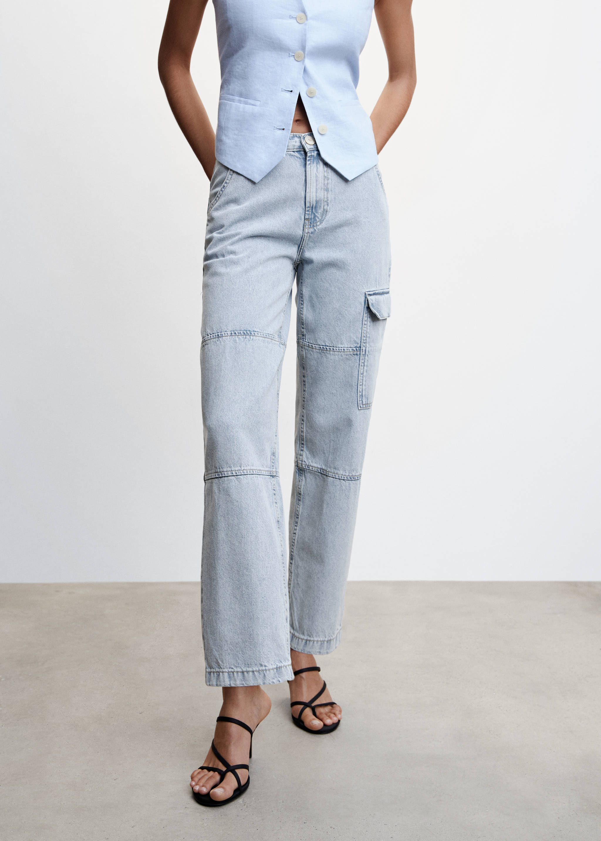 Джинсы карго с карманами - Средний план