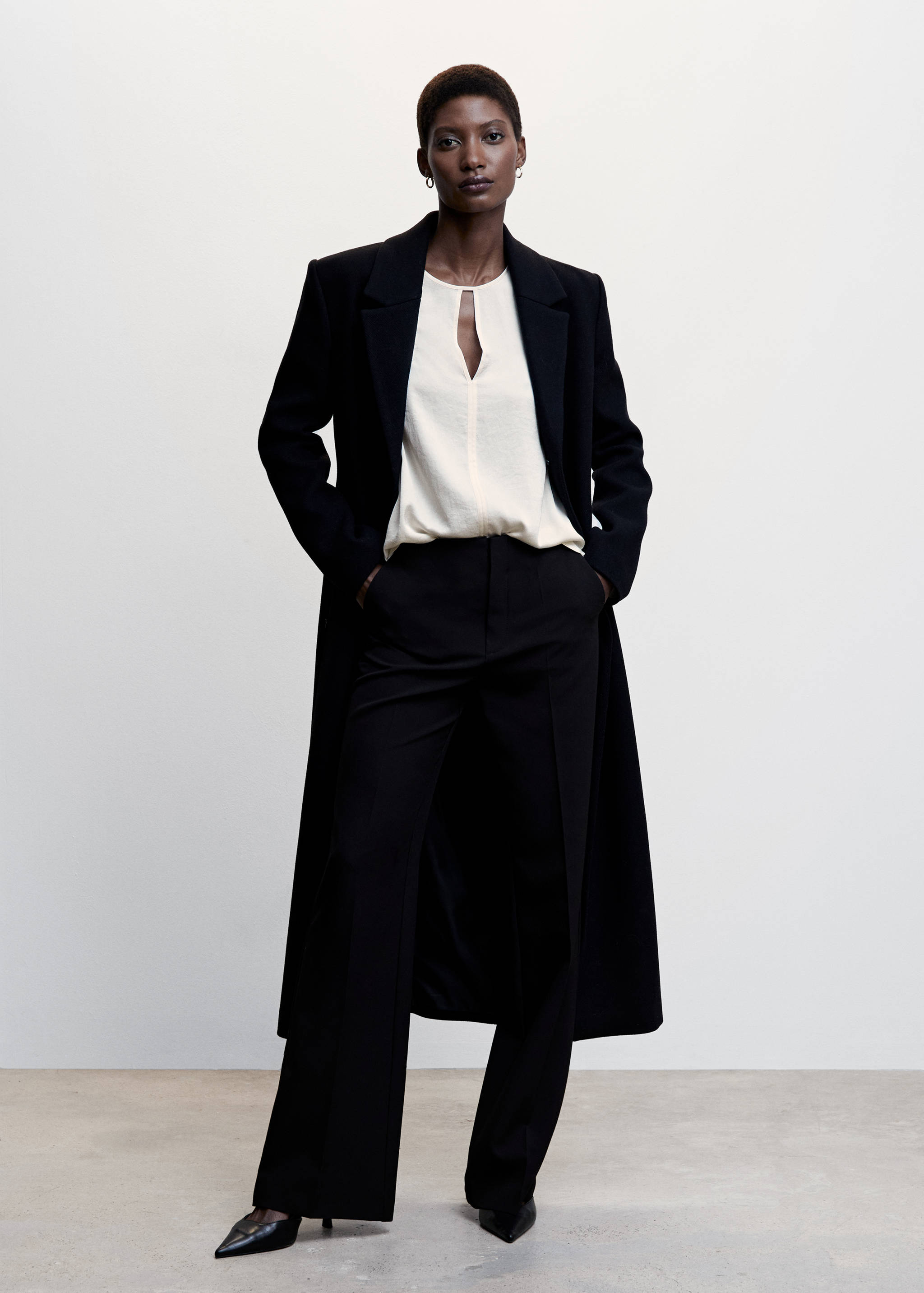 Blusa satinada abertura - Plano general