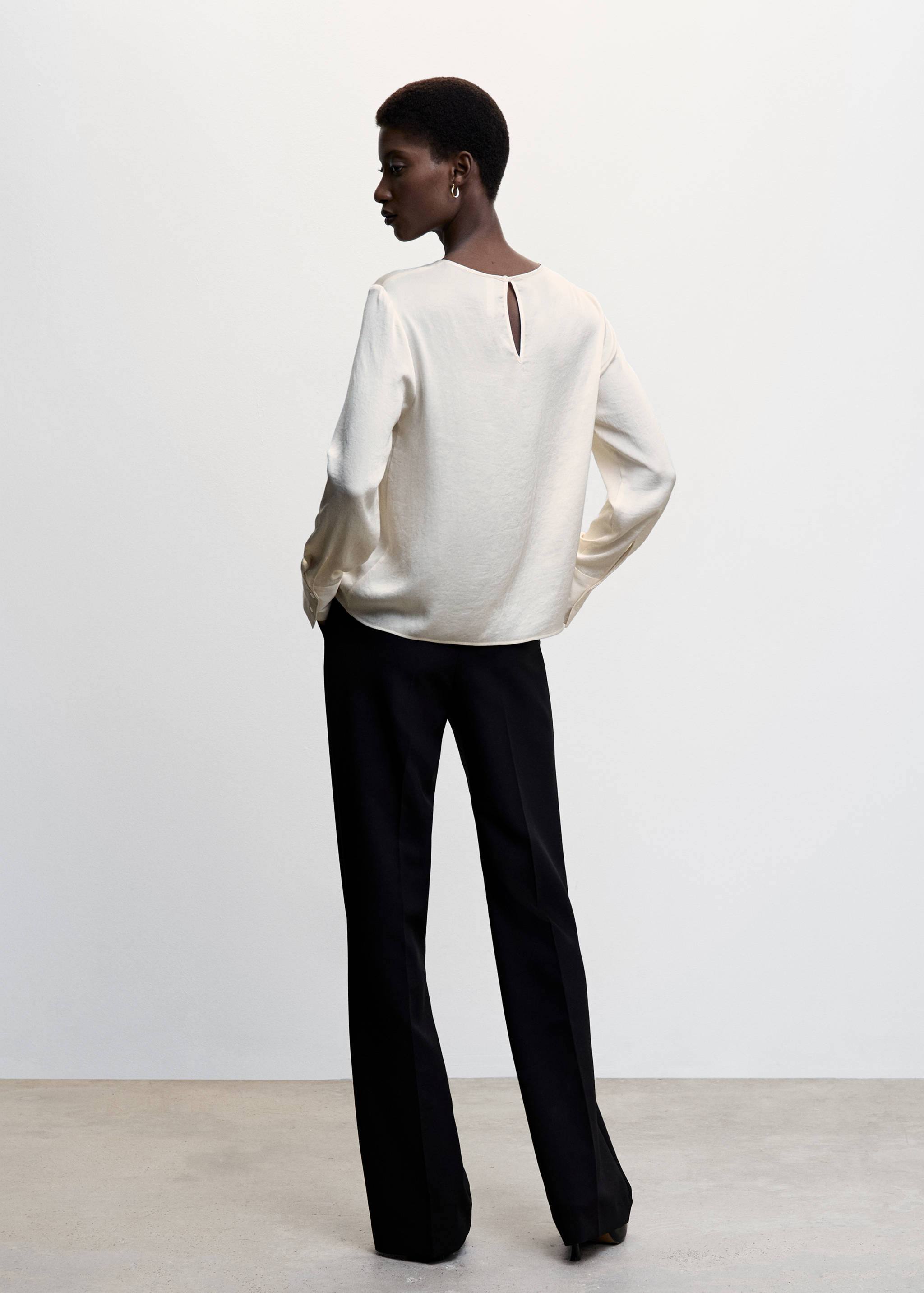 Blusa satinada abertura - Reverso del artículo