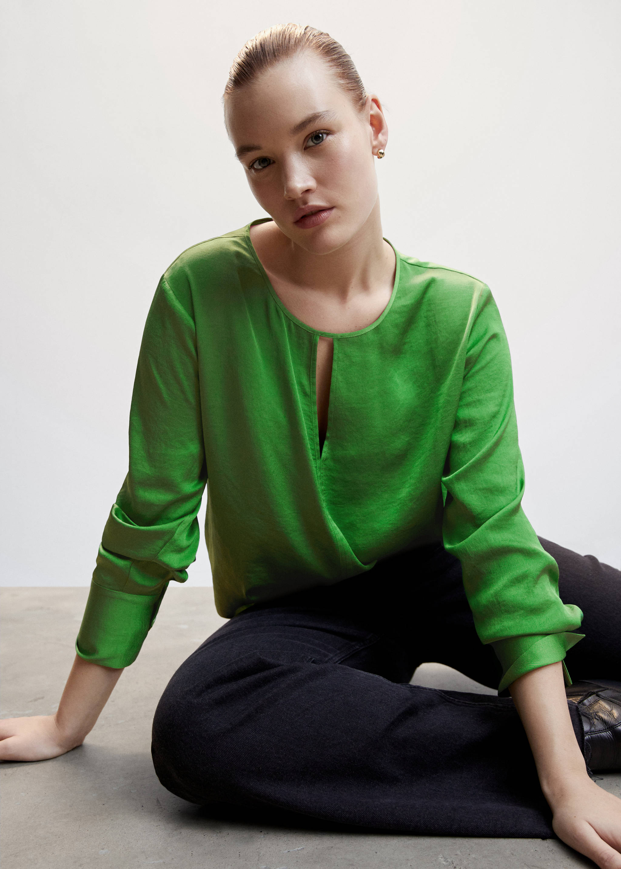 Blusa satinada abertura - Detalle del artículo 4