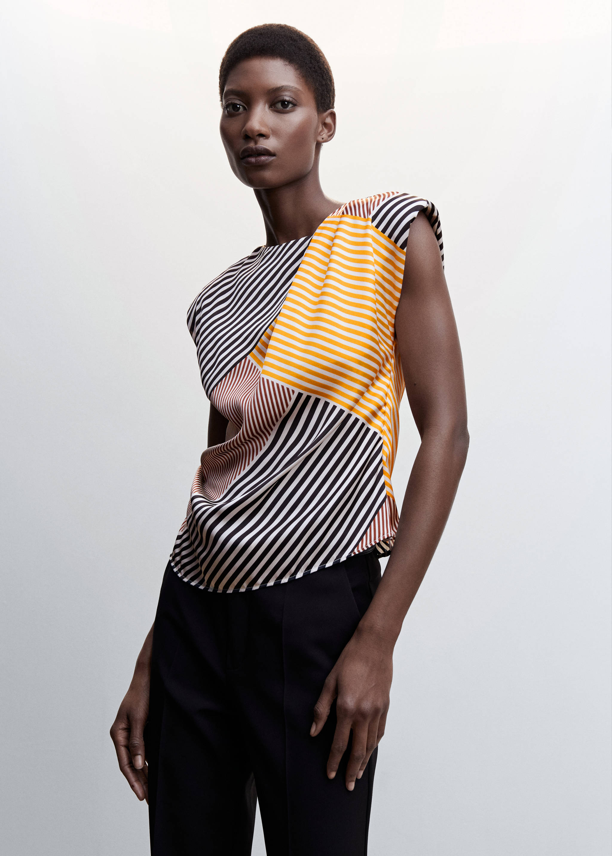 Блузка с принтом и подплечниками - Средний план