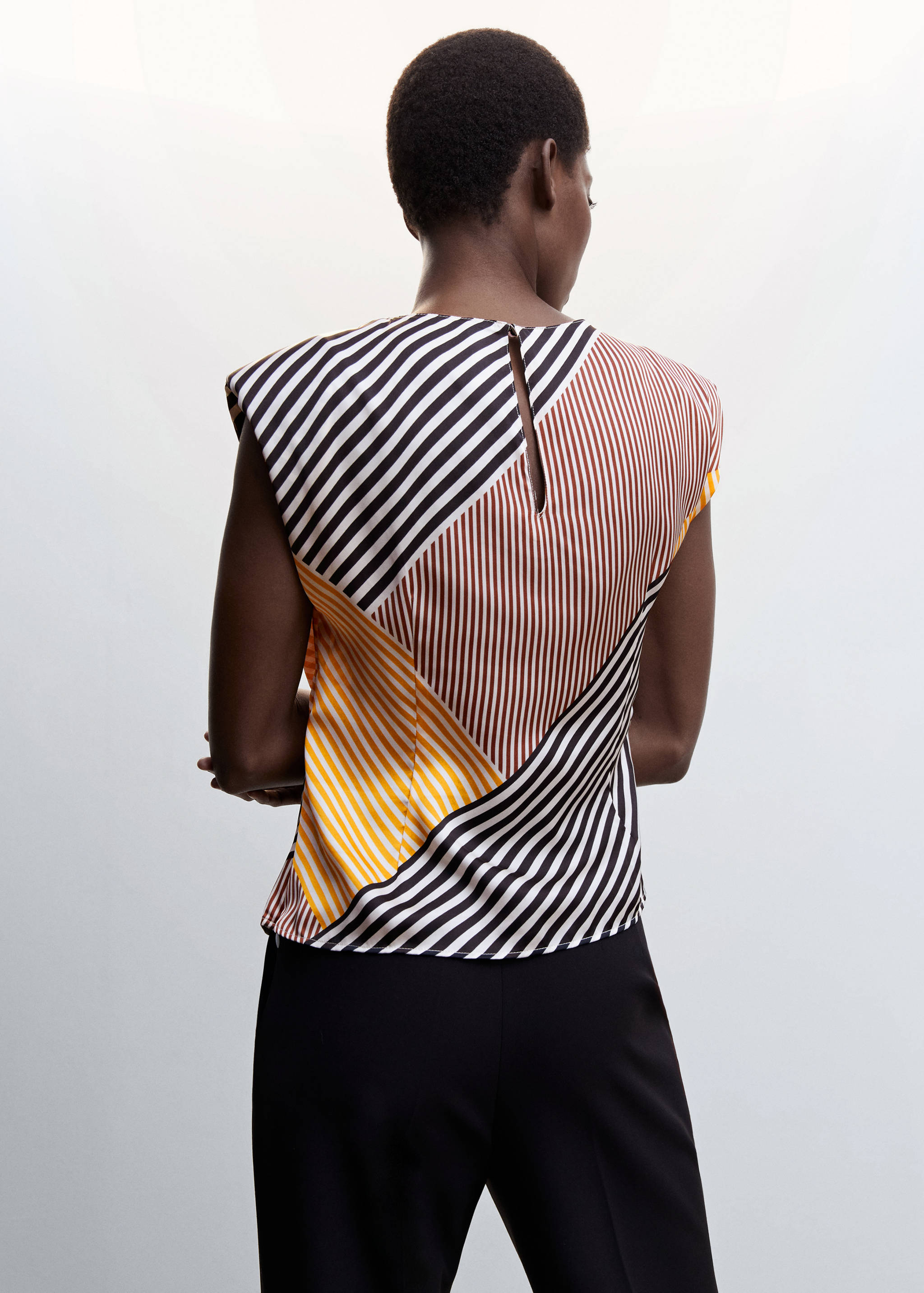 Блузка с принтом и подплечниками - Обратная сторона изделия