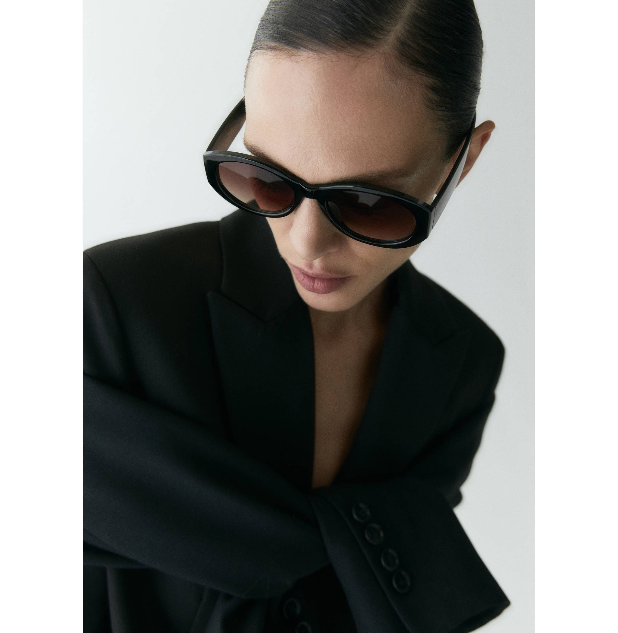 Солнцезащитные очки в овальной оправе - Общий план