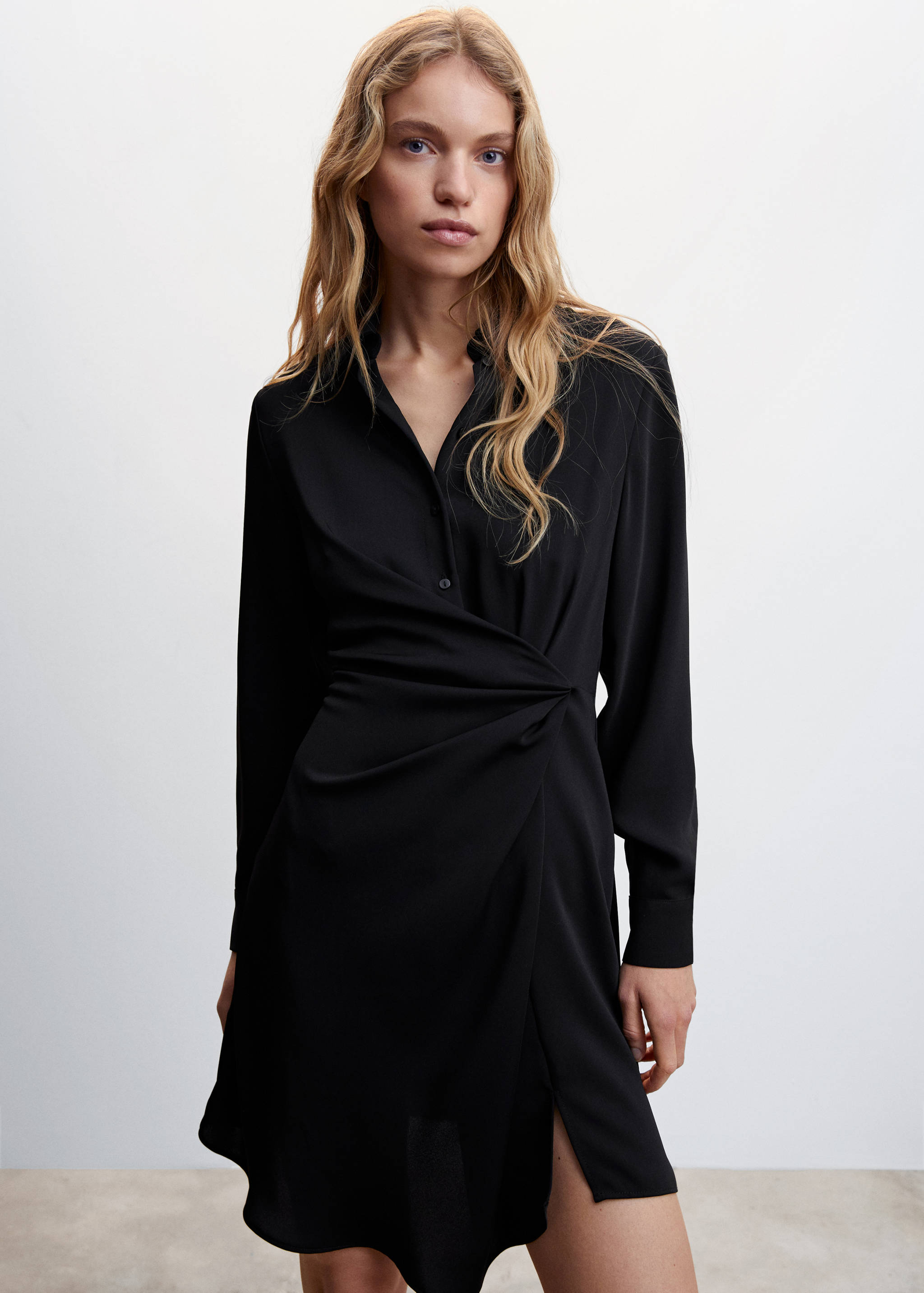 Robe noire froncée col chemise - Plan moyen