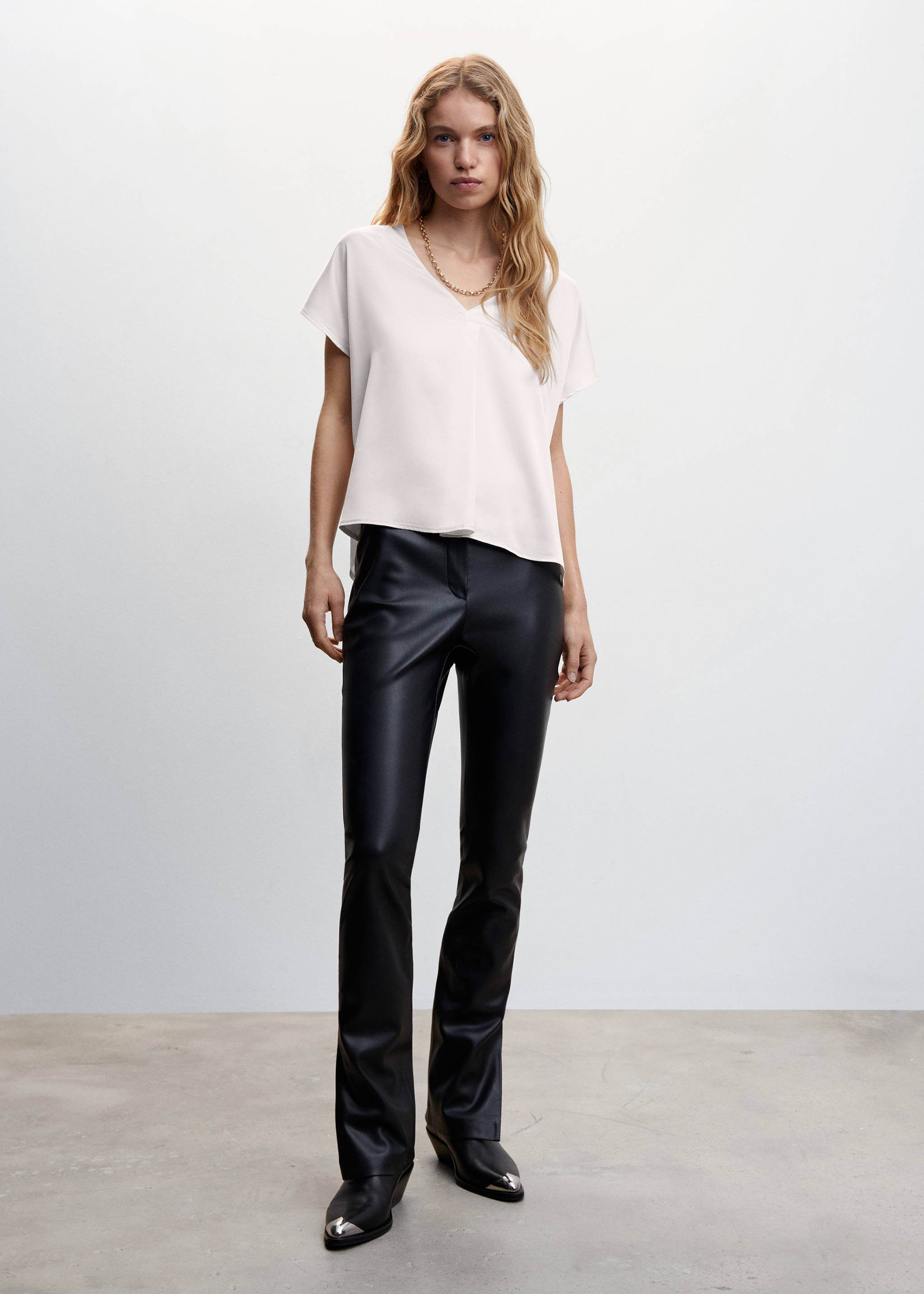 Camiseta satinada cuello pico - Plano general