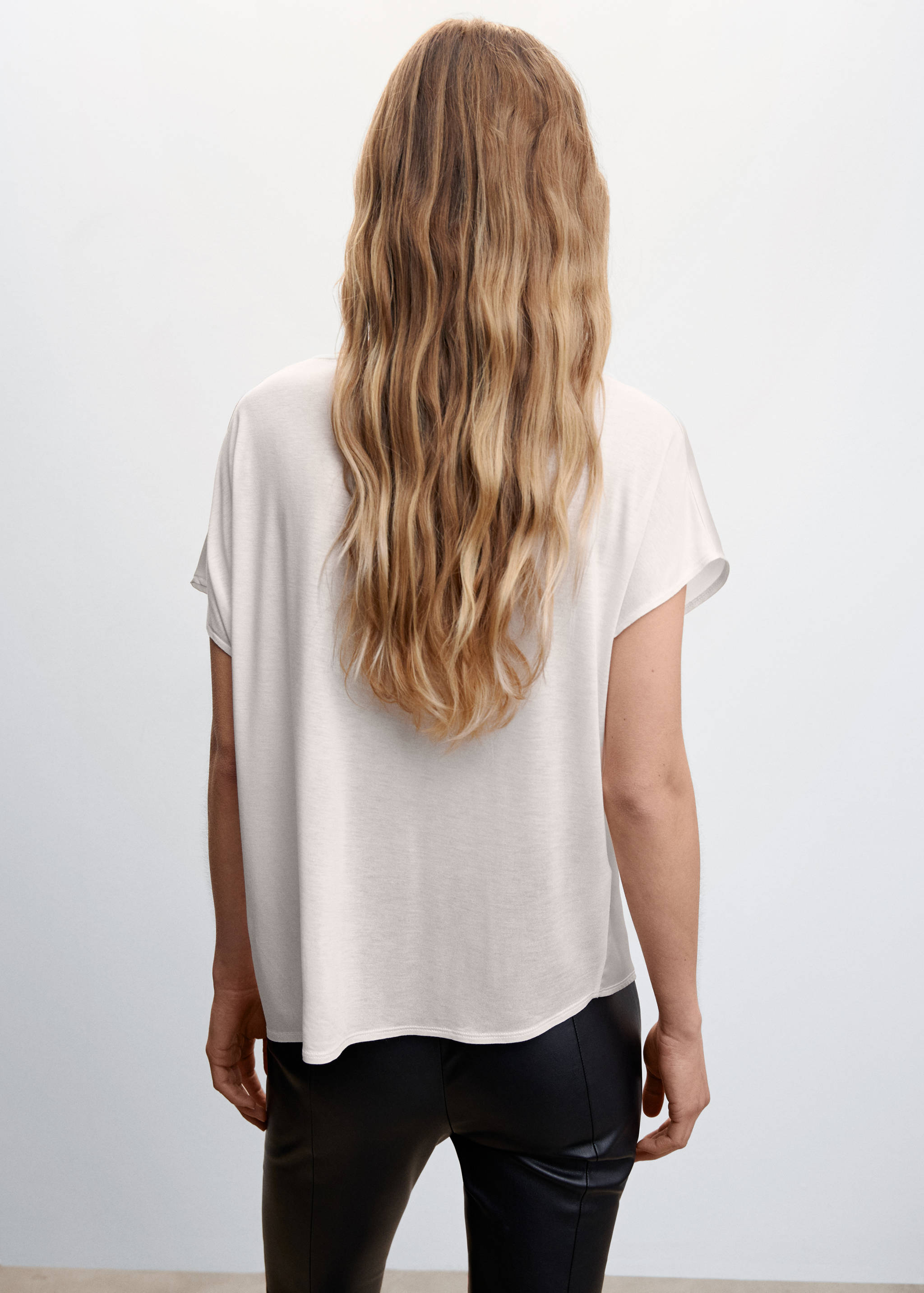 Camiseta satinada cuello pico - Reverso del artículo