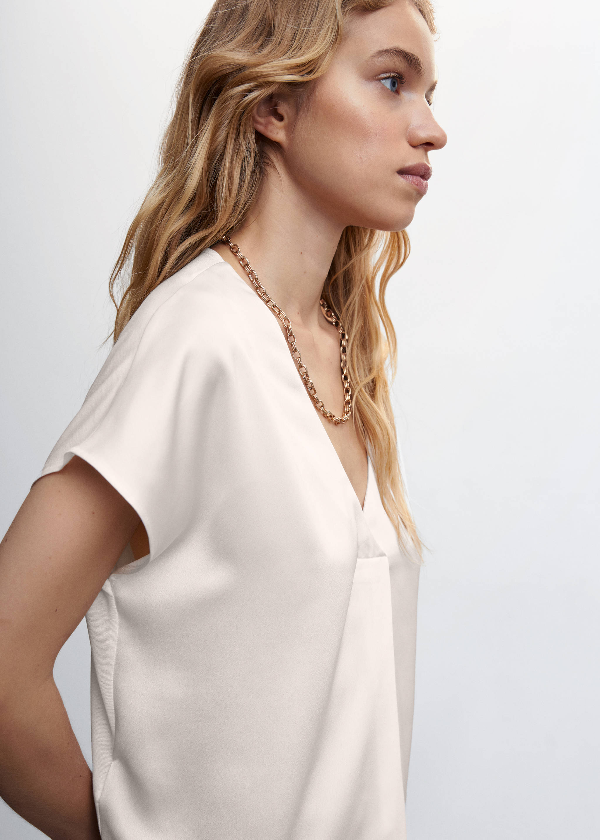 Camiseta satinada cuello pico - Detalle del artículo 1