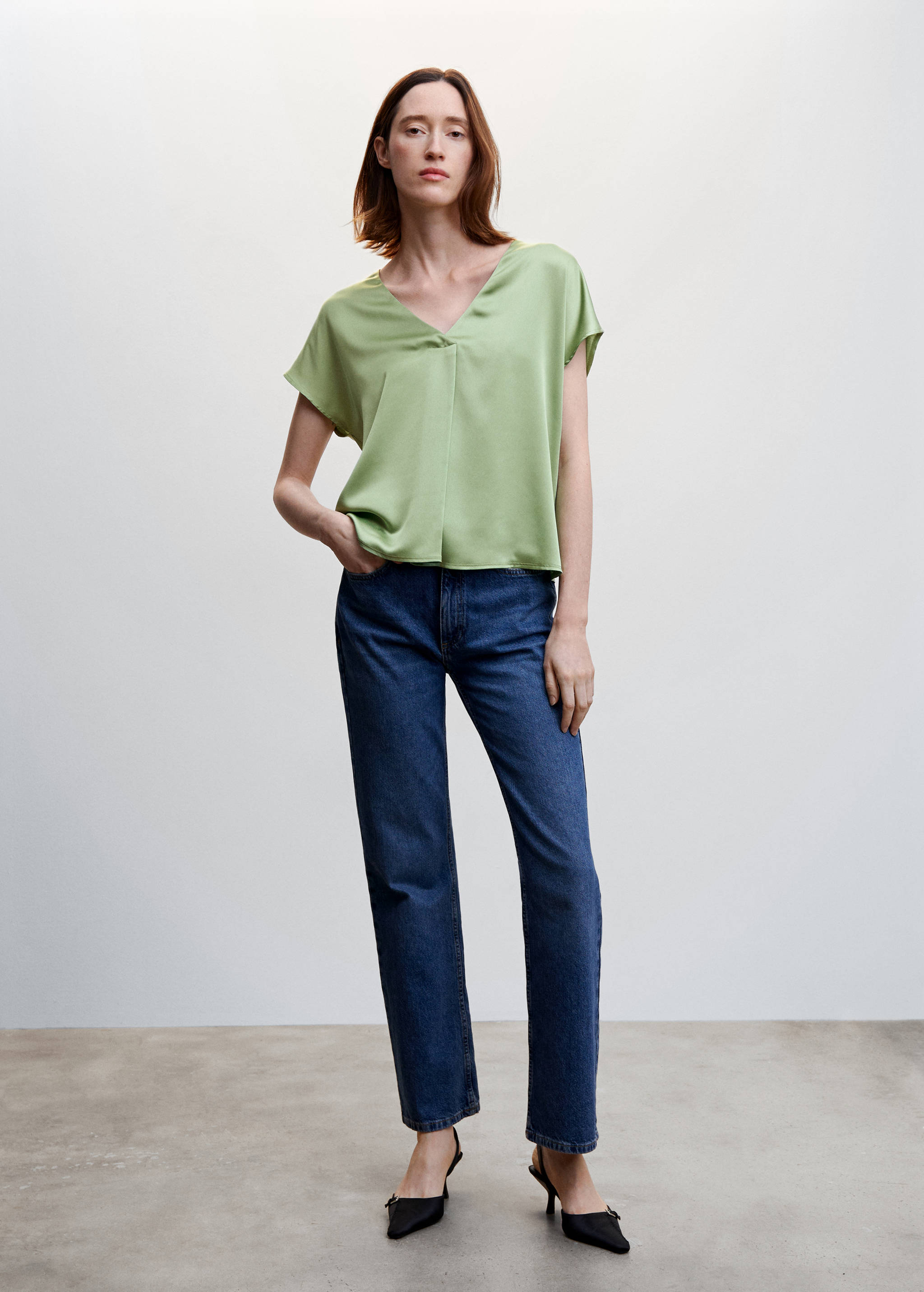 Camiseta satinada cuello pico - Plano general