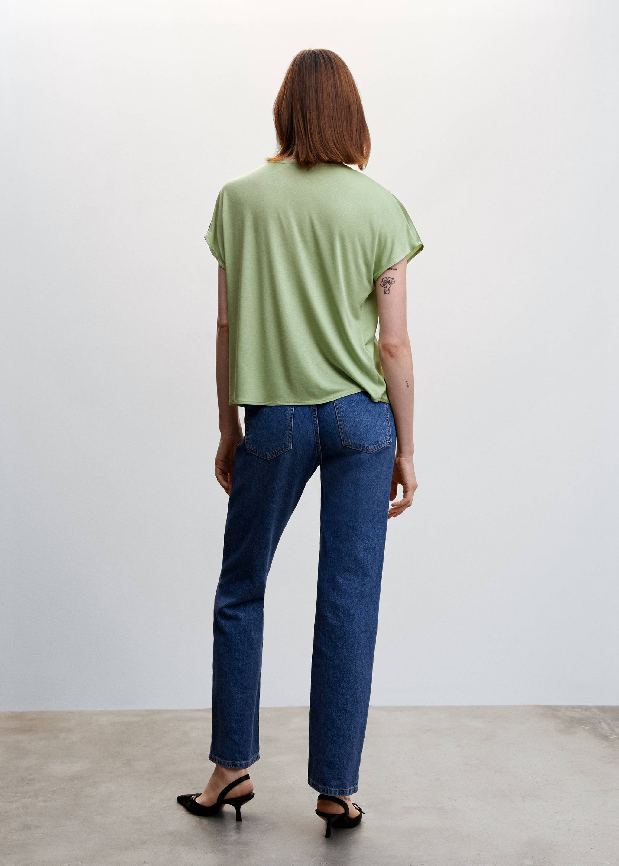 Camiseta satinada cuello pico - Reverso del artículo