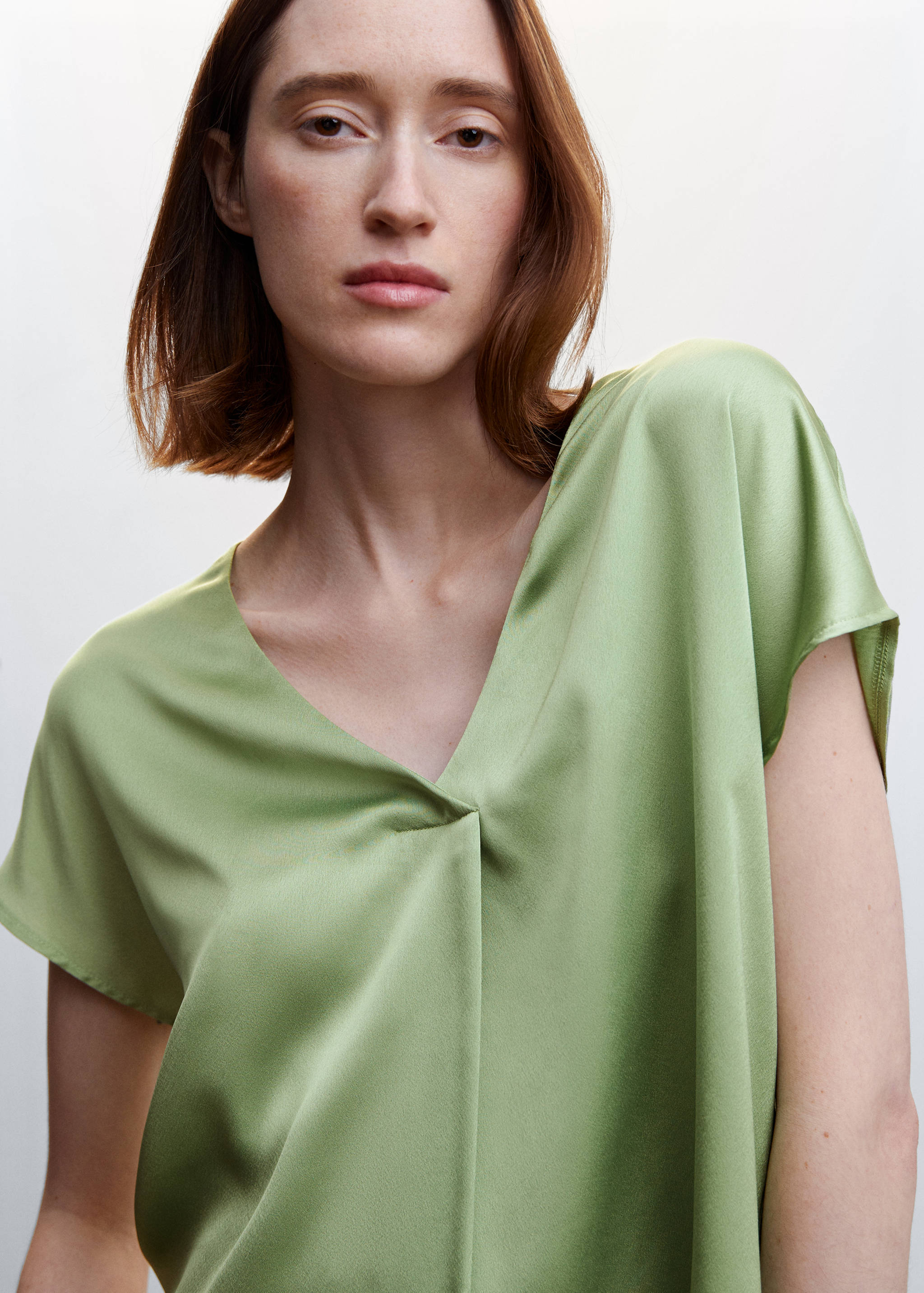 Camiseta satinada cuello pico - Detalle del artículo 1