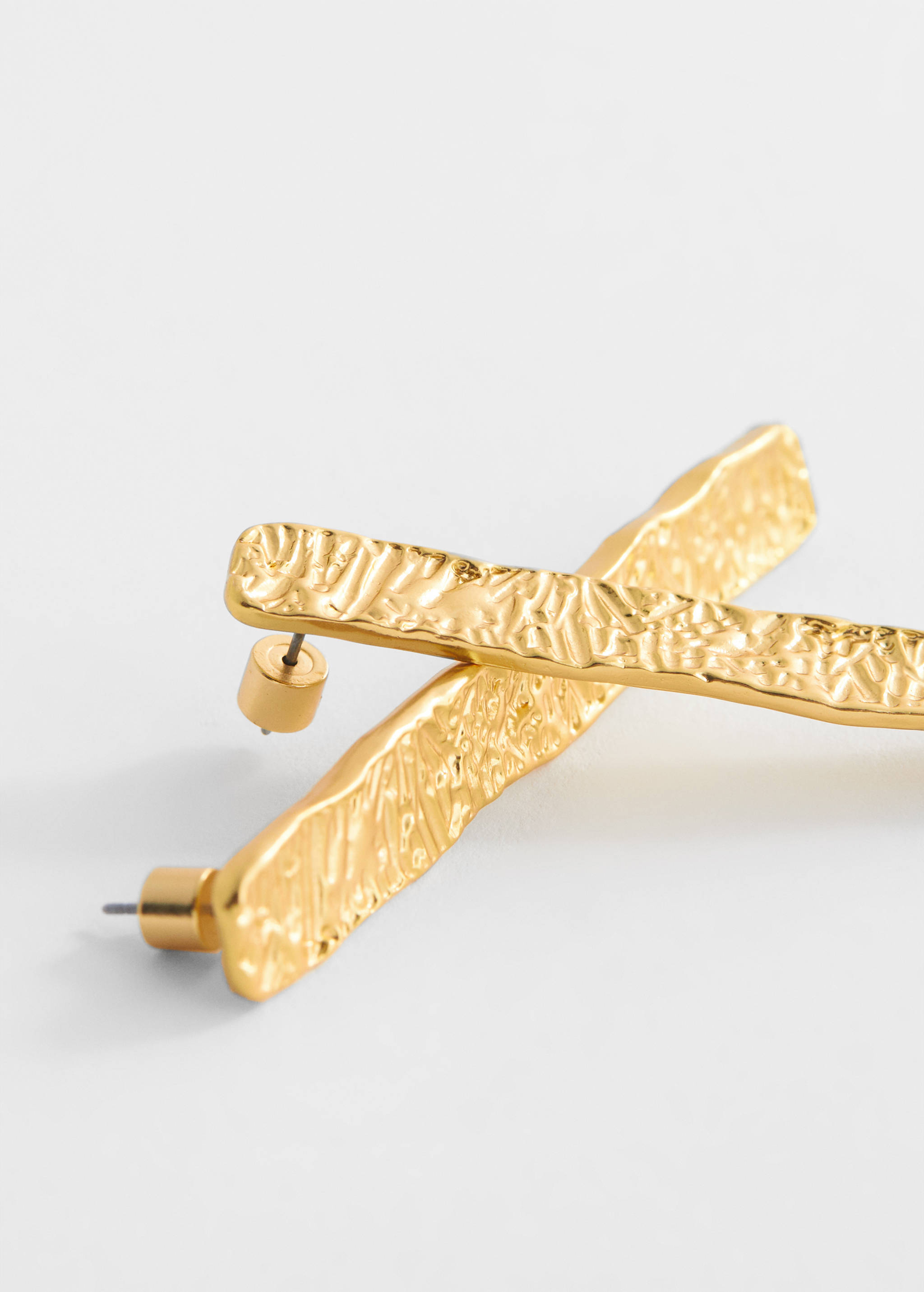 Длинные фактурные серьги - Средний план