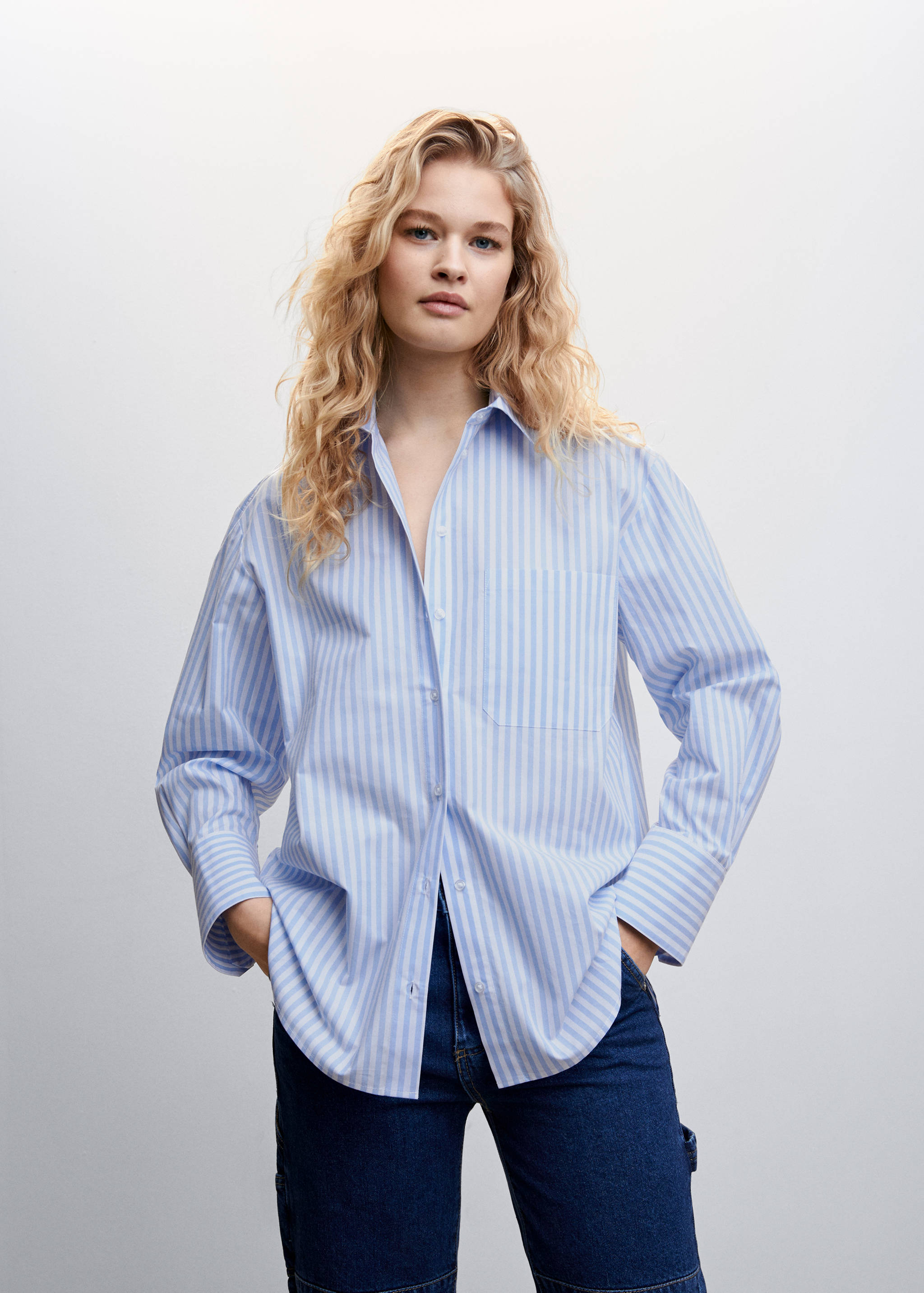 Chemise oversize à rayures - Plan moyen