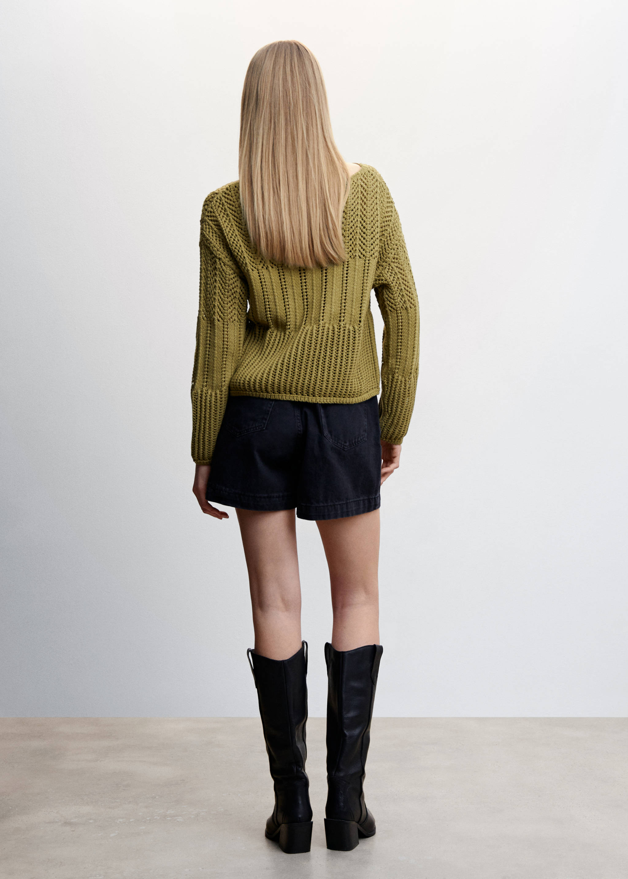 Pullover mit Bateau-Ausschnitt und Lochmuster - Rückseite des Artikels