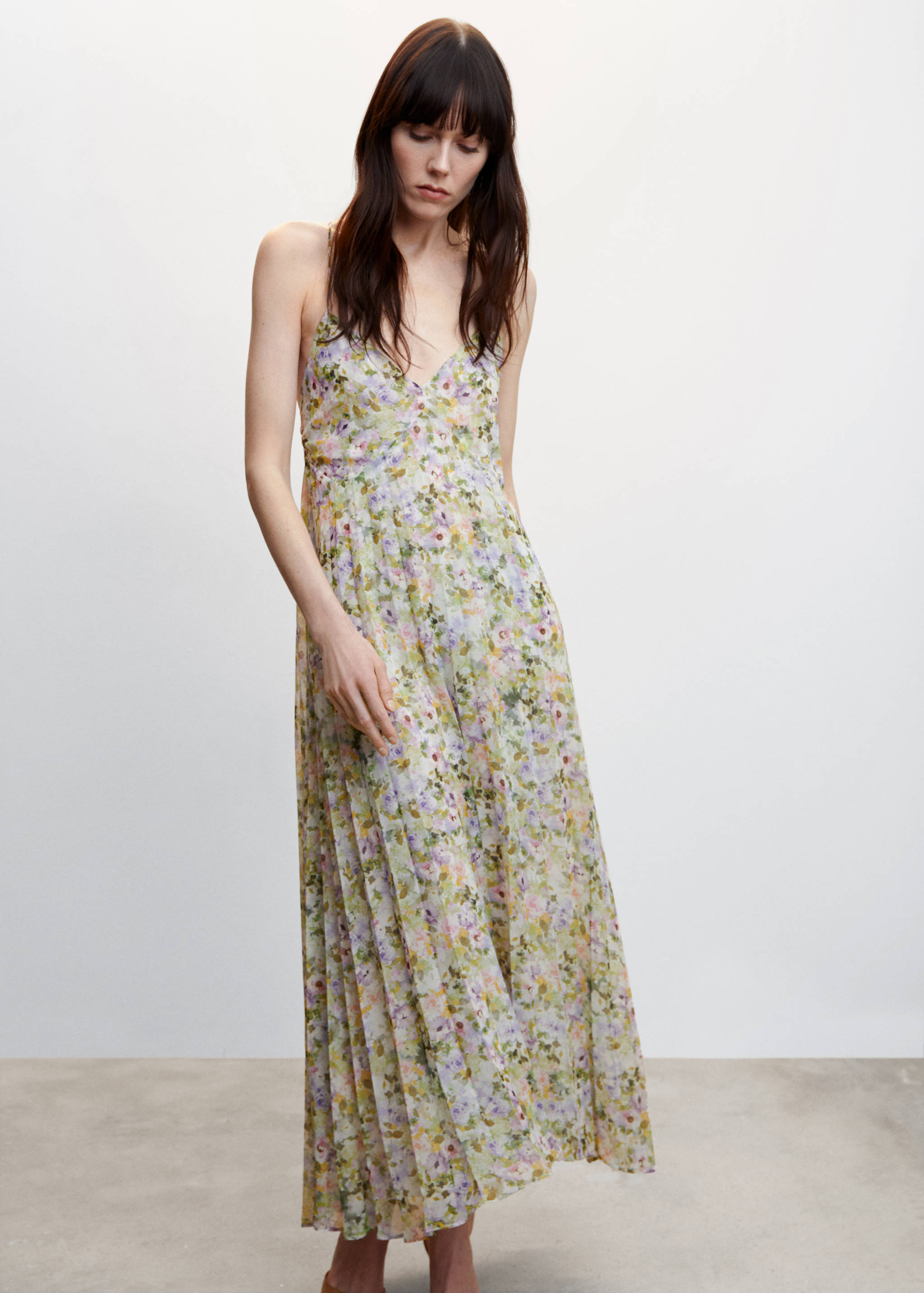 Robe plissée à fleurs - Plan moyen