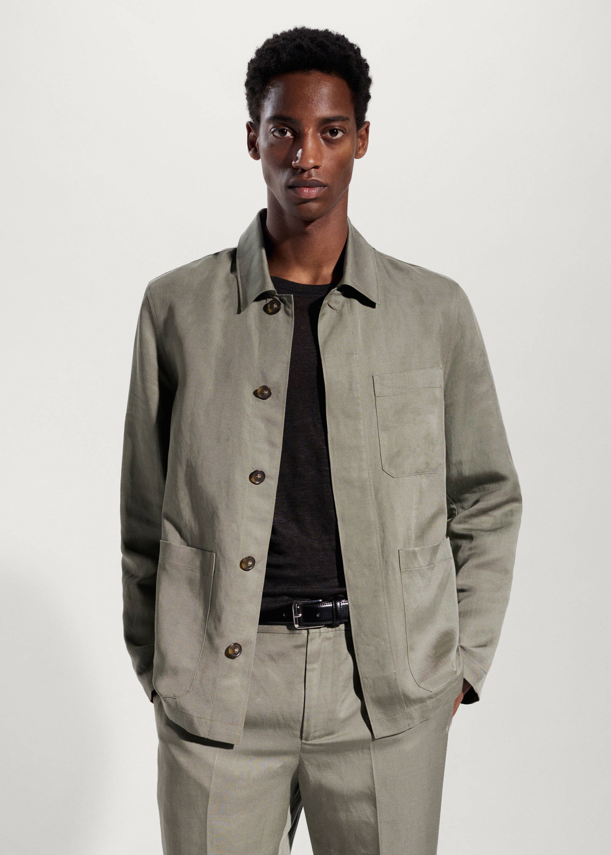 Верхняя рубашка изо льна с карманами - Средний план