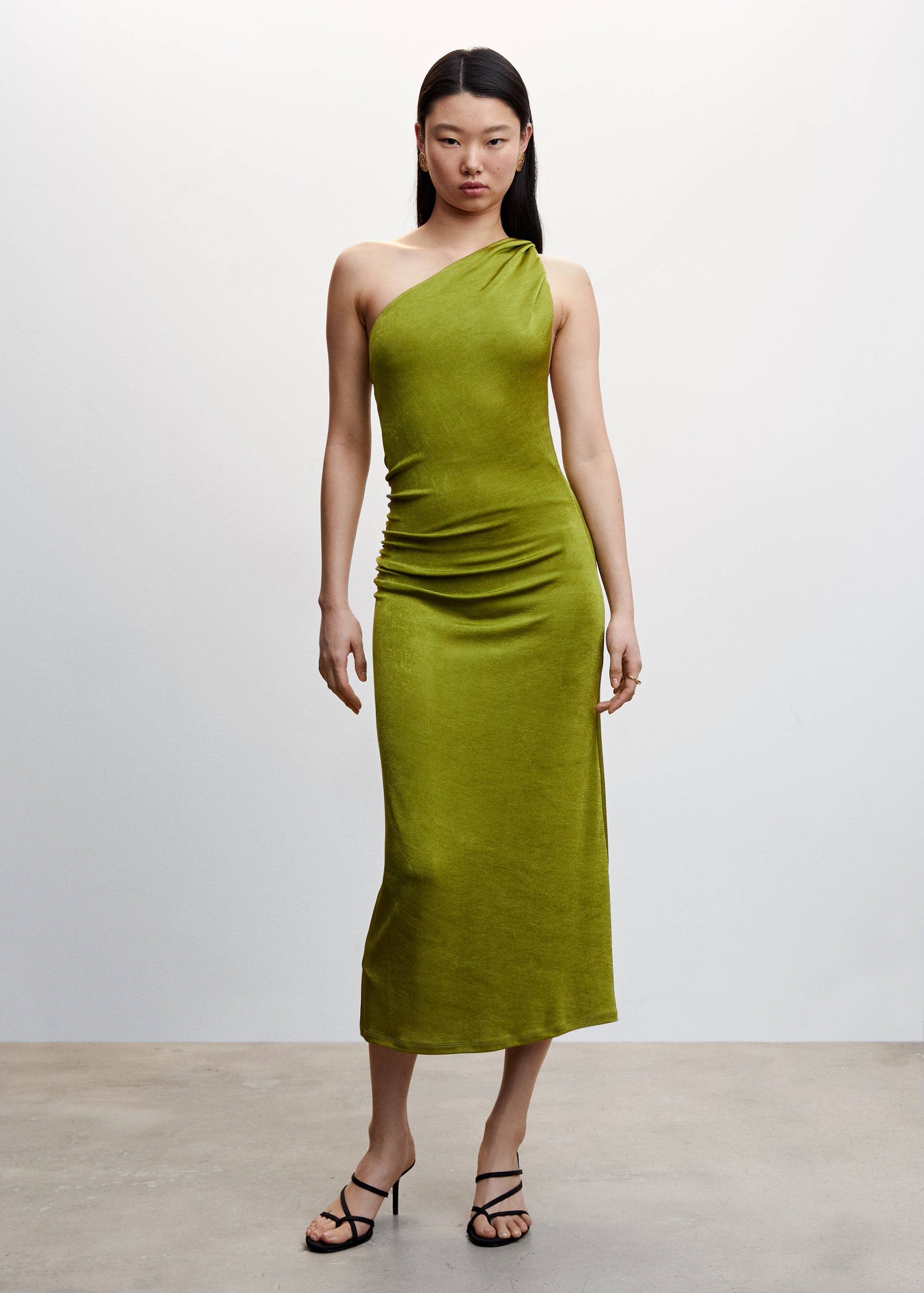 Asymmetric draped gown - General plane