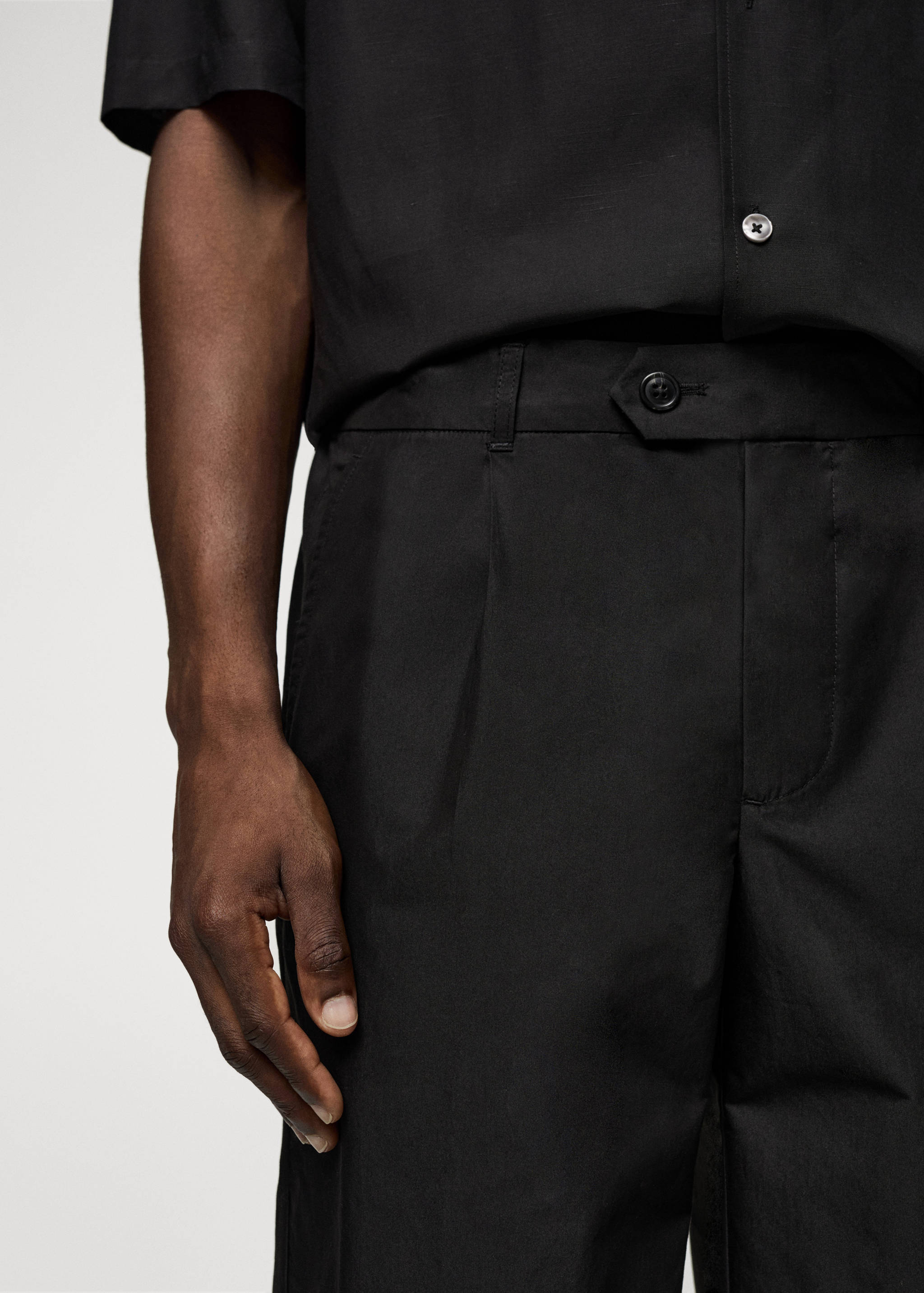 Cotton pleated Bermuda shorts - Details of the article 1