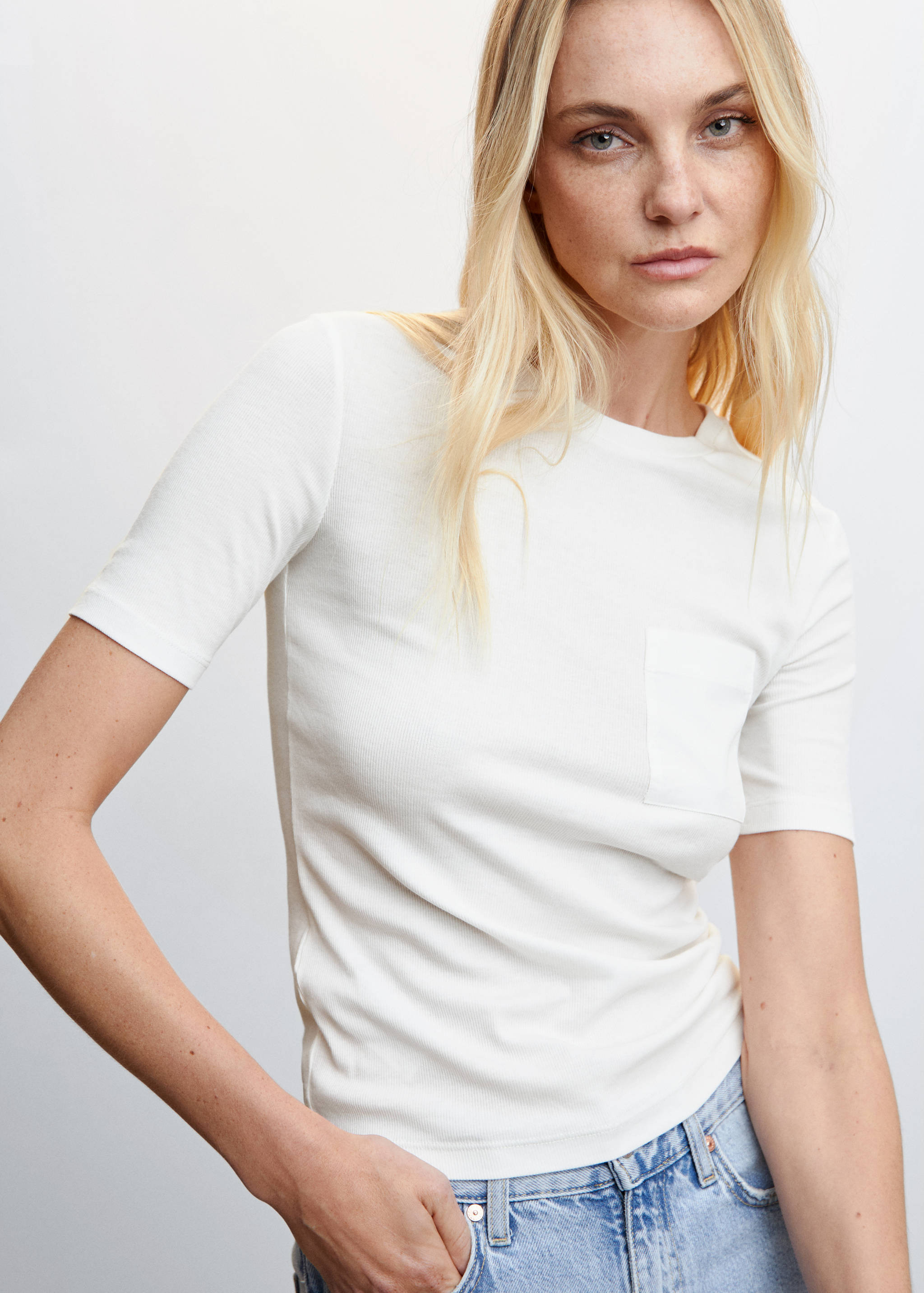 Round-neck t-shirt with pocket - Details of the article 1