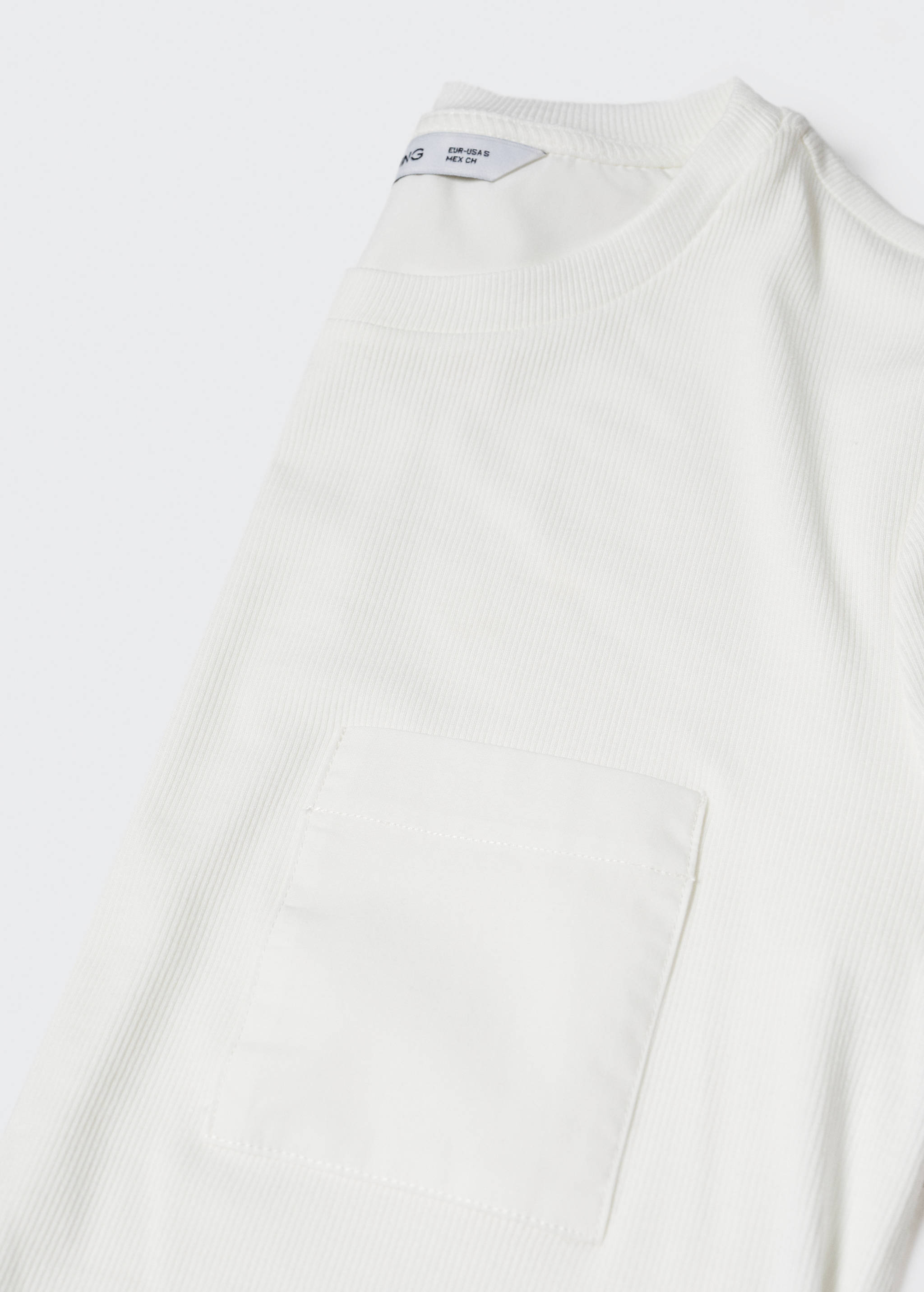 Round-neck t-shirt with pocket - Details of the article 8
