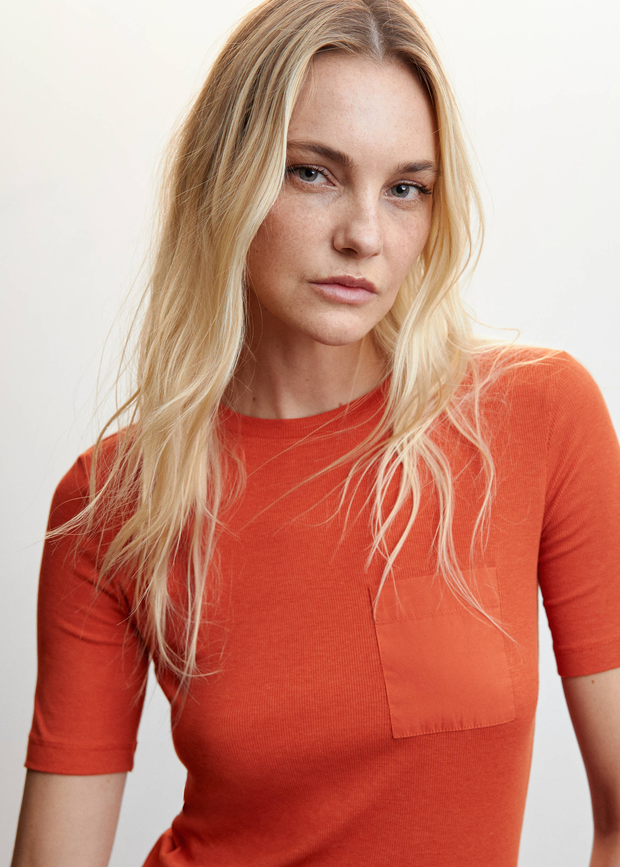 Round-neck t-shirt with pocket - Details of the article 1