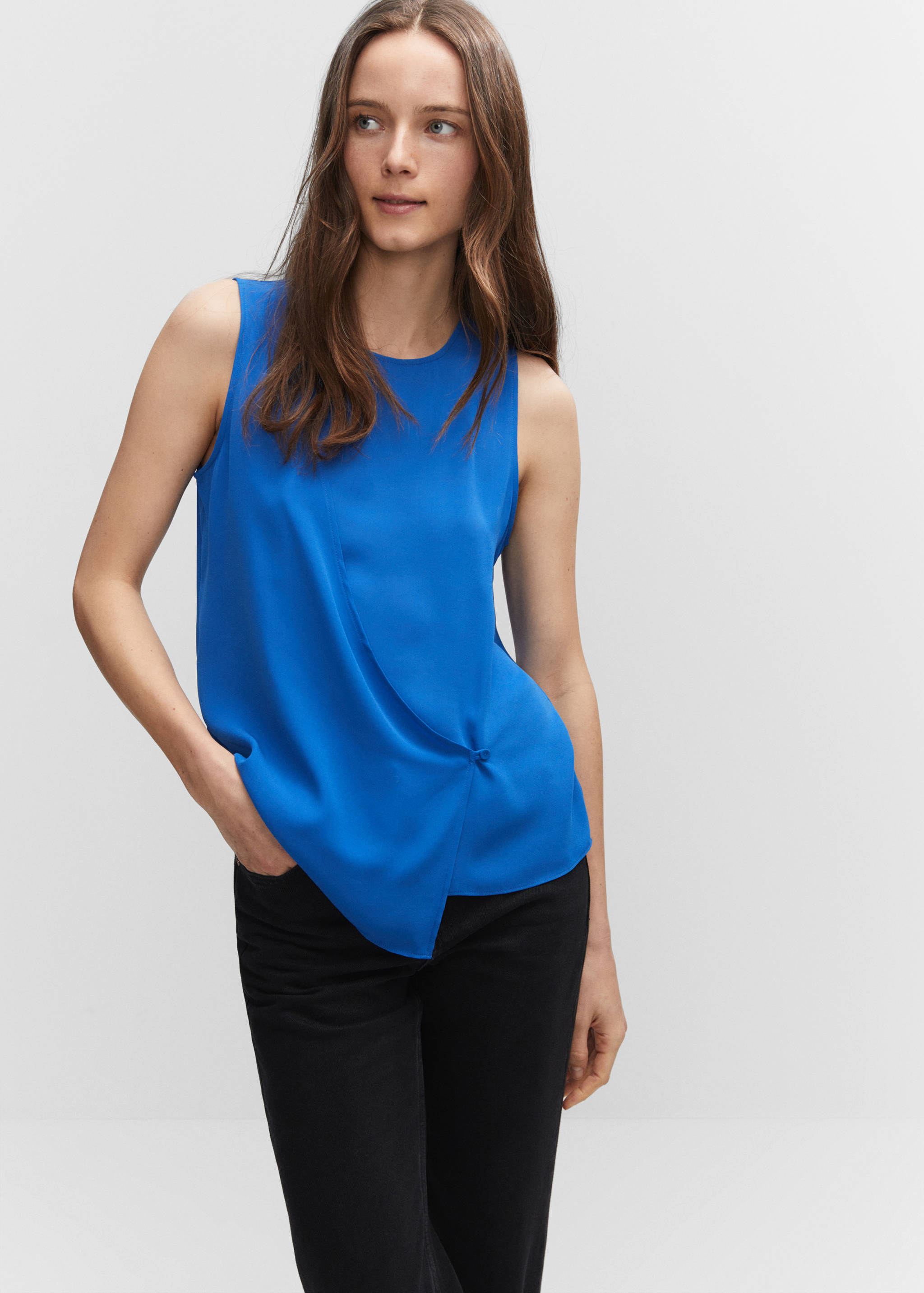 Blusa cruzada botón - Plano medio