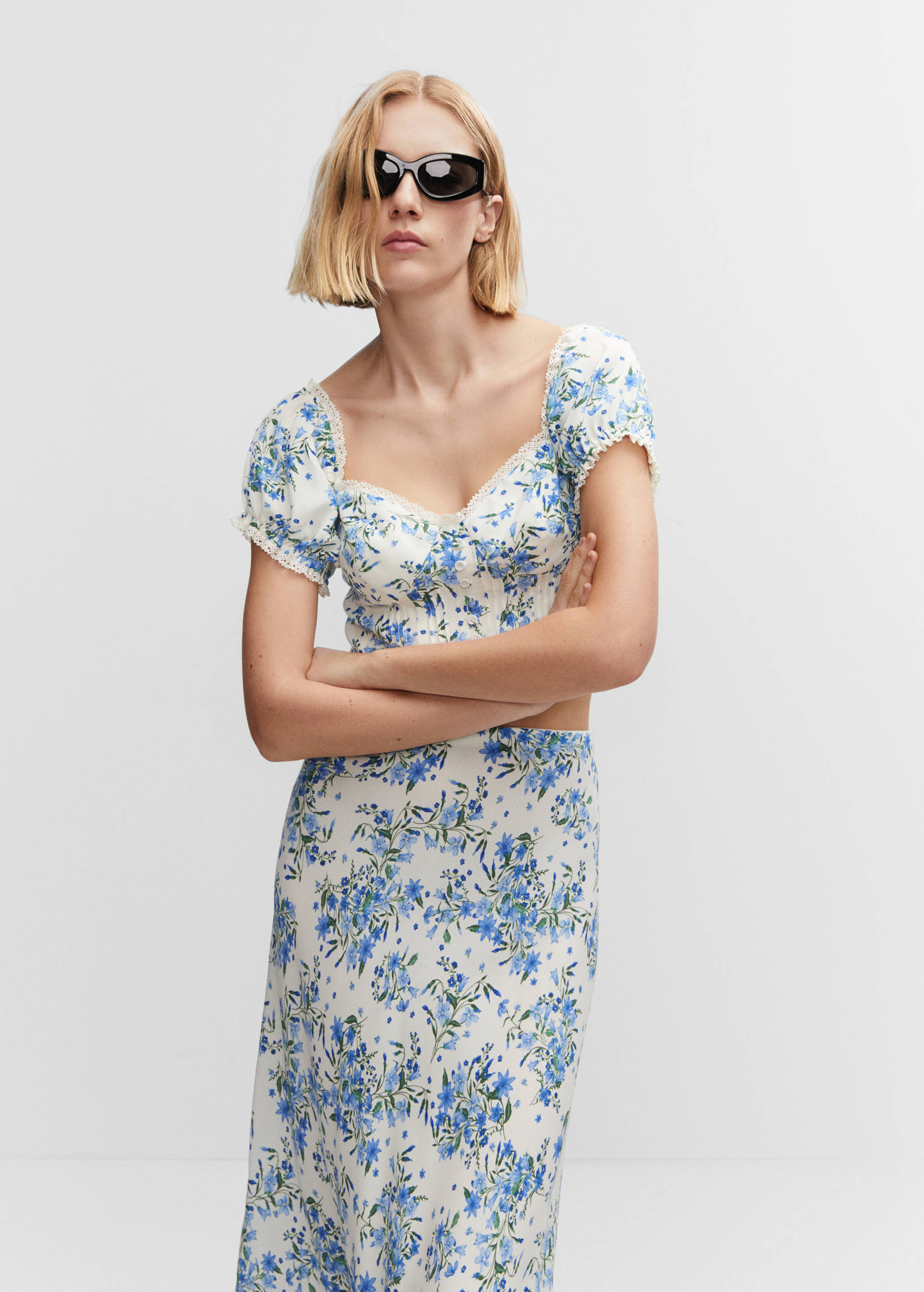 Crop top à fleurs - Plan moyen