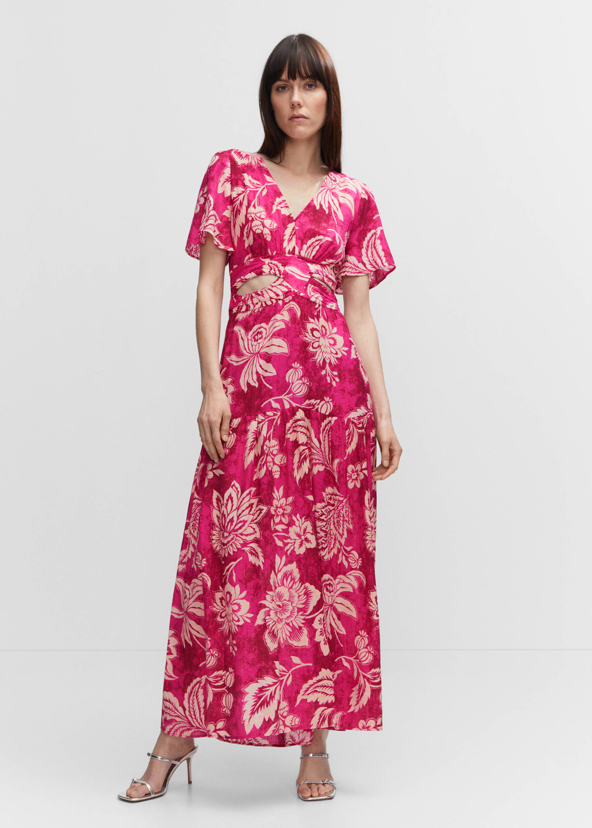 Sukienka w kwiaty z wycięciami - Plan ogólny