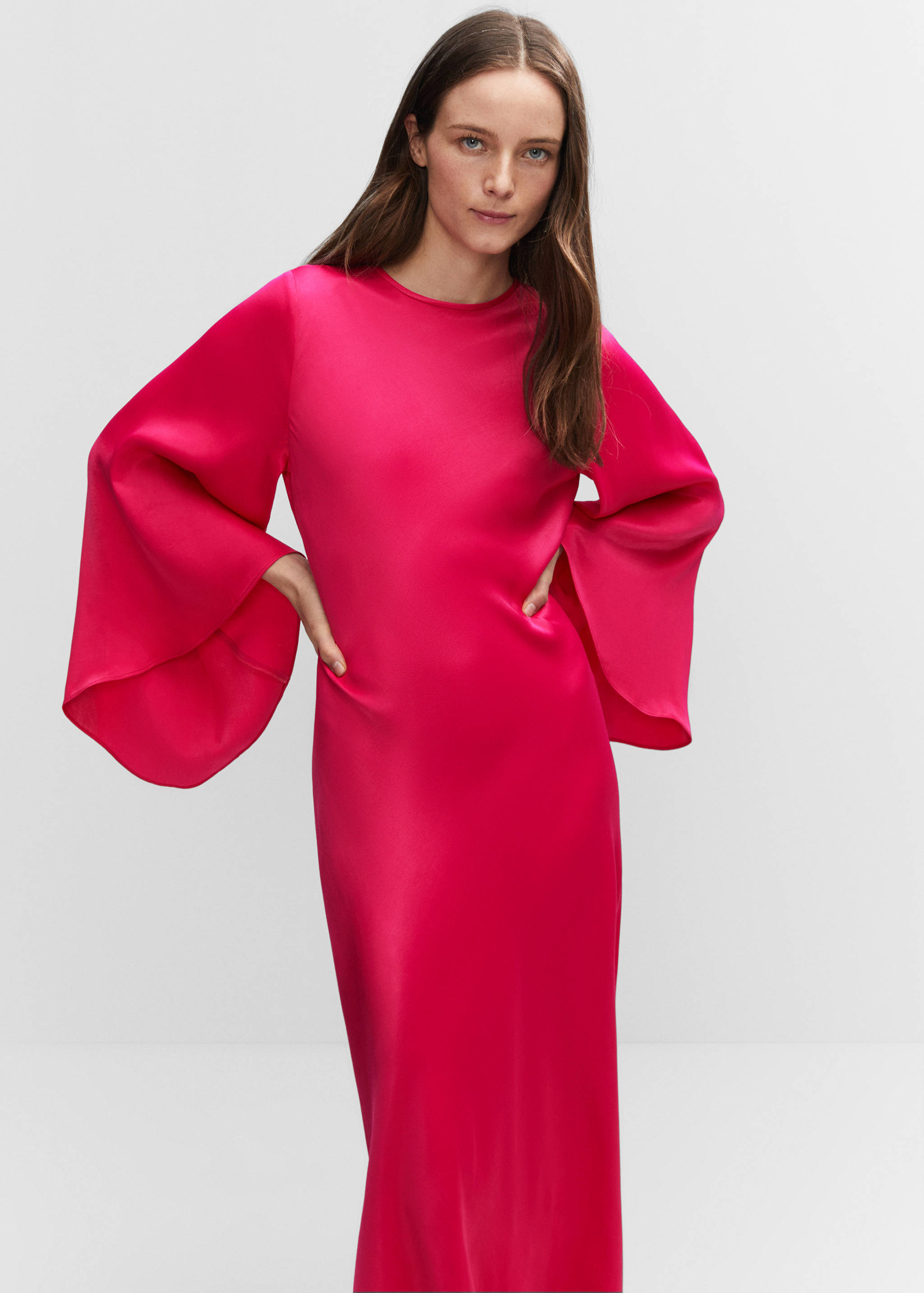 Robe satinée manches cloche - Plan moyen