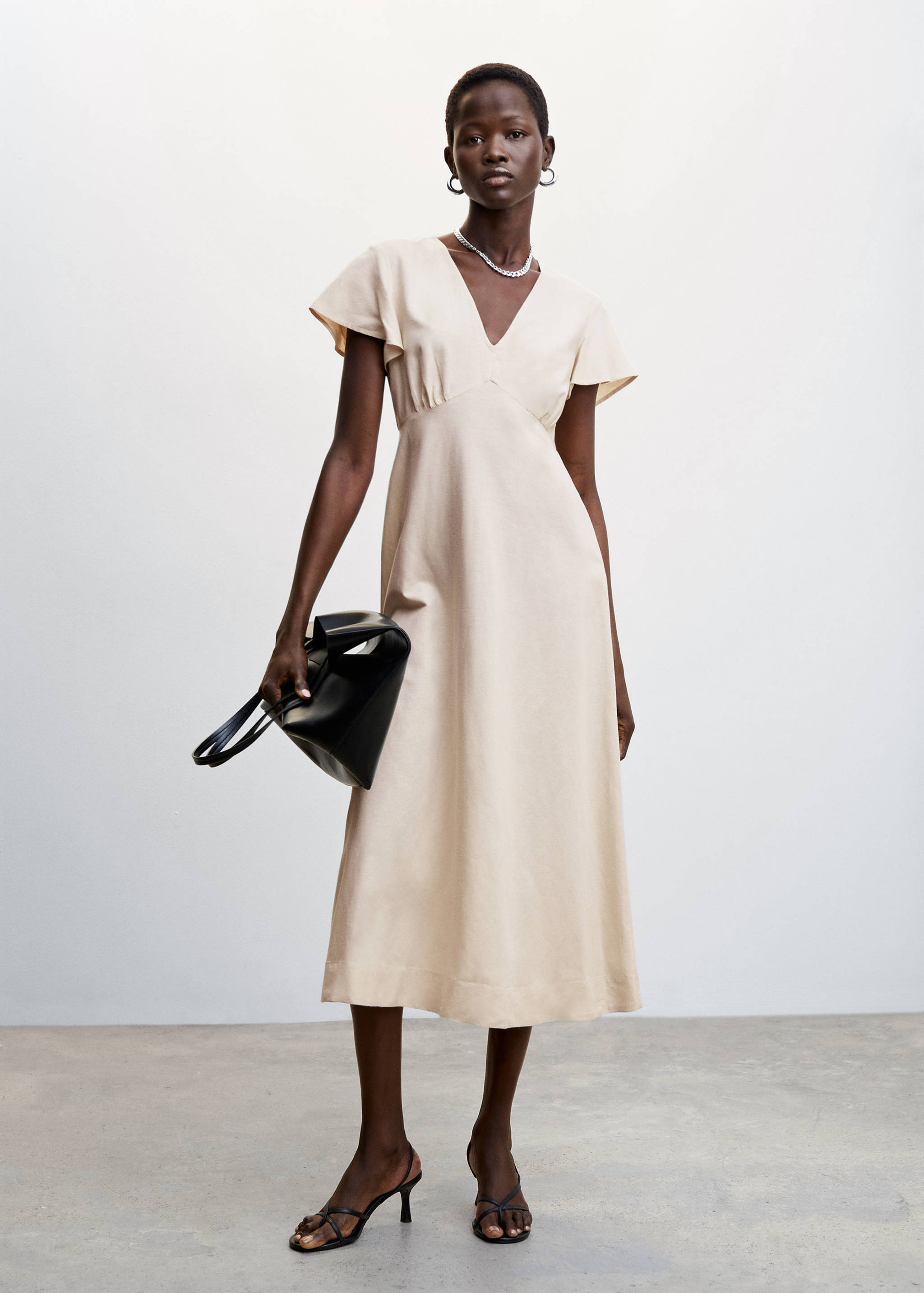 V-neckline dress - General plane