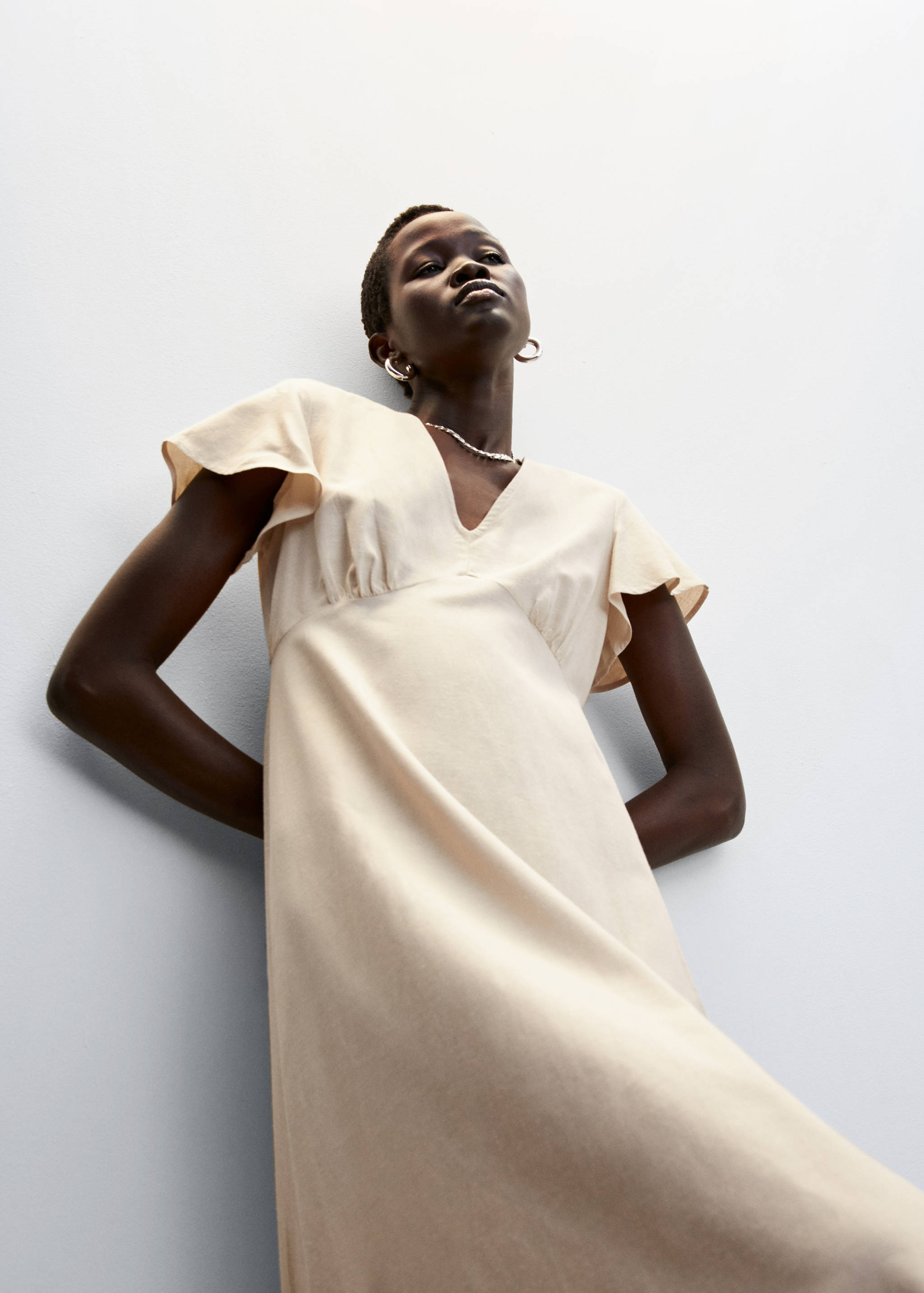 V-neckline dress - Details of the article 1