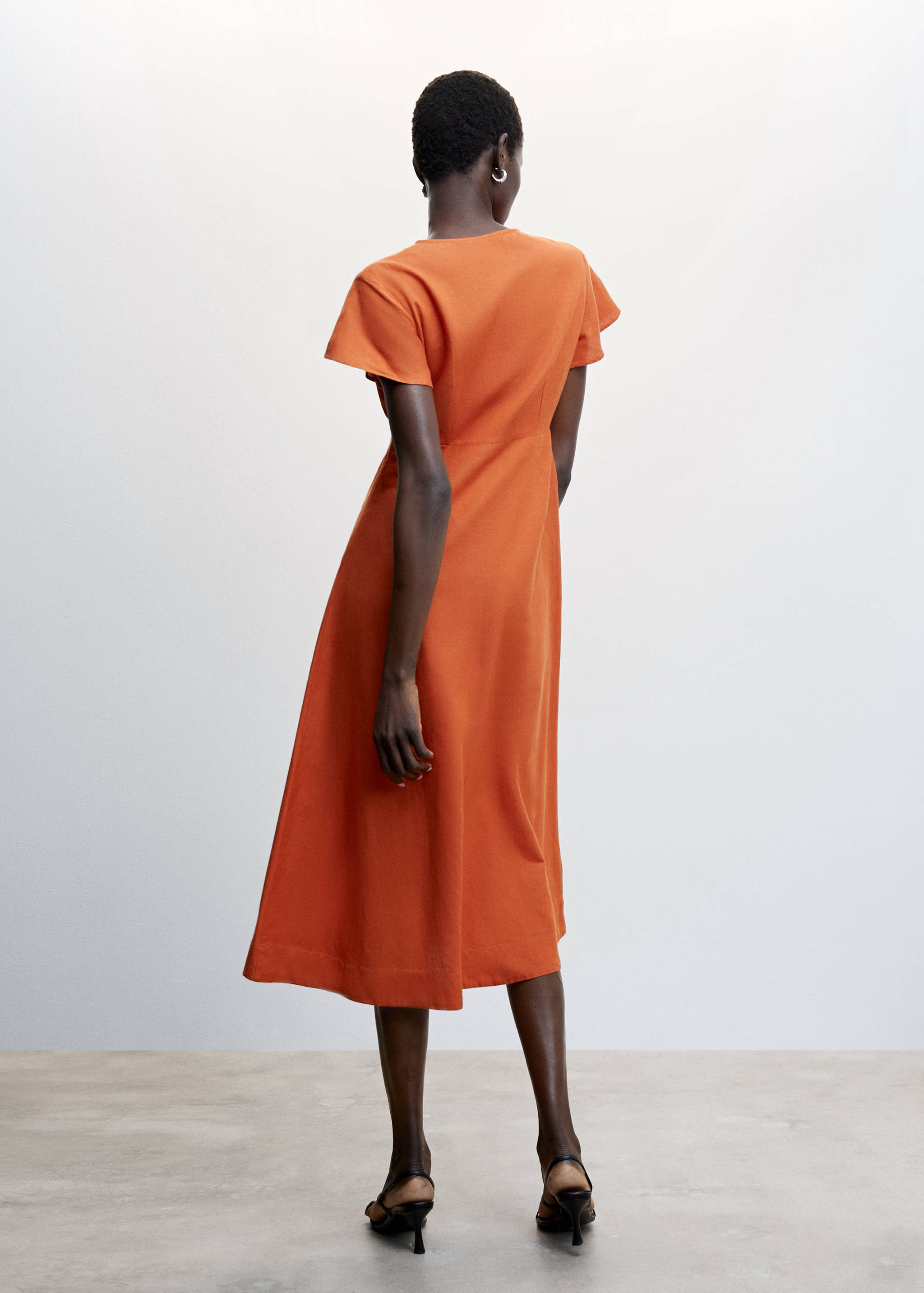 V-neckline dress - Reverse of the article