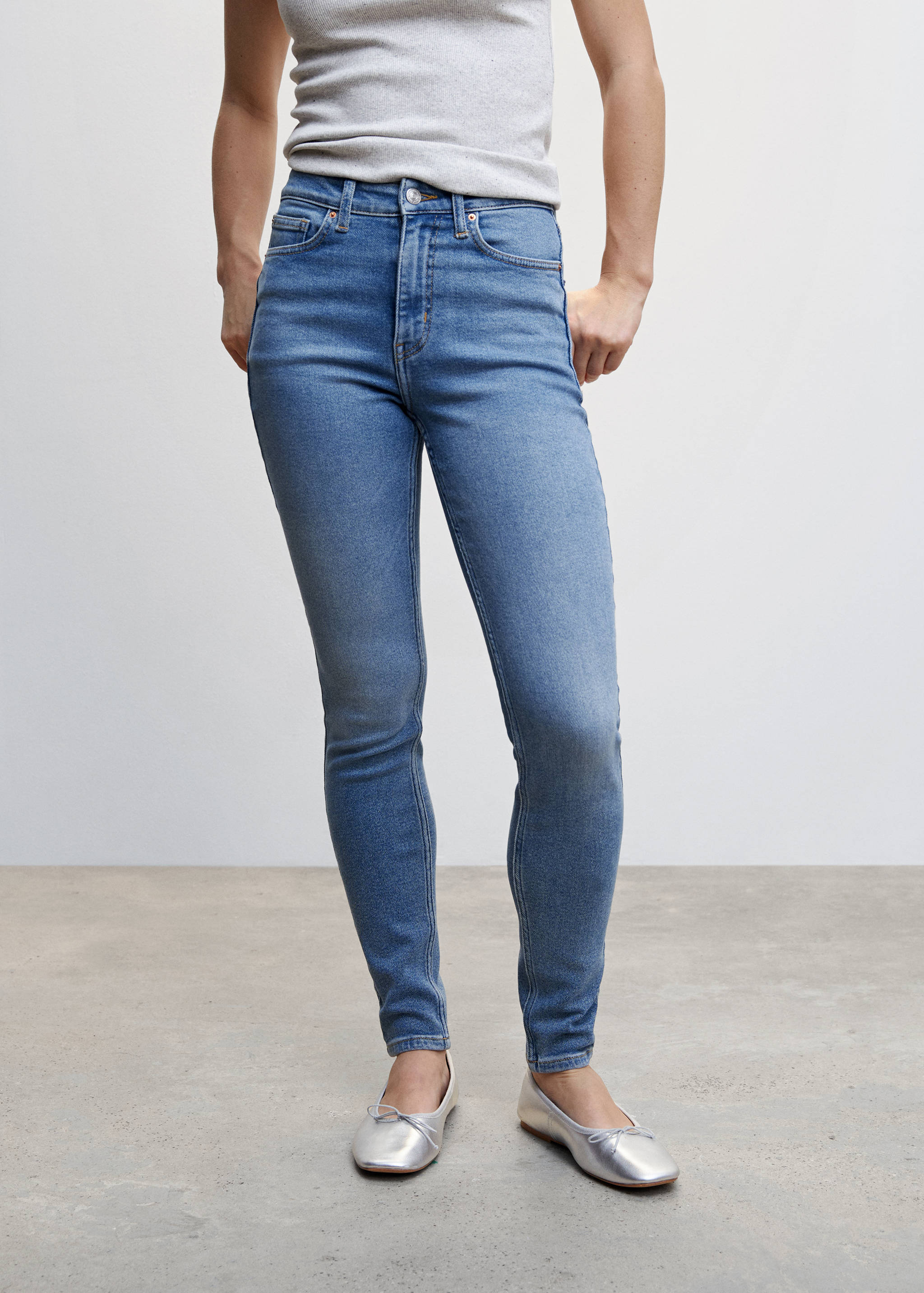Jeans skinny tiro alto - Plano medio