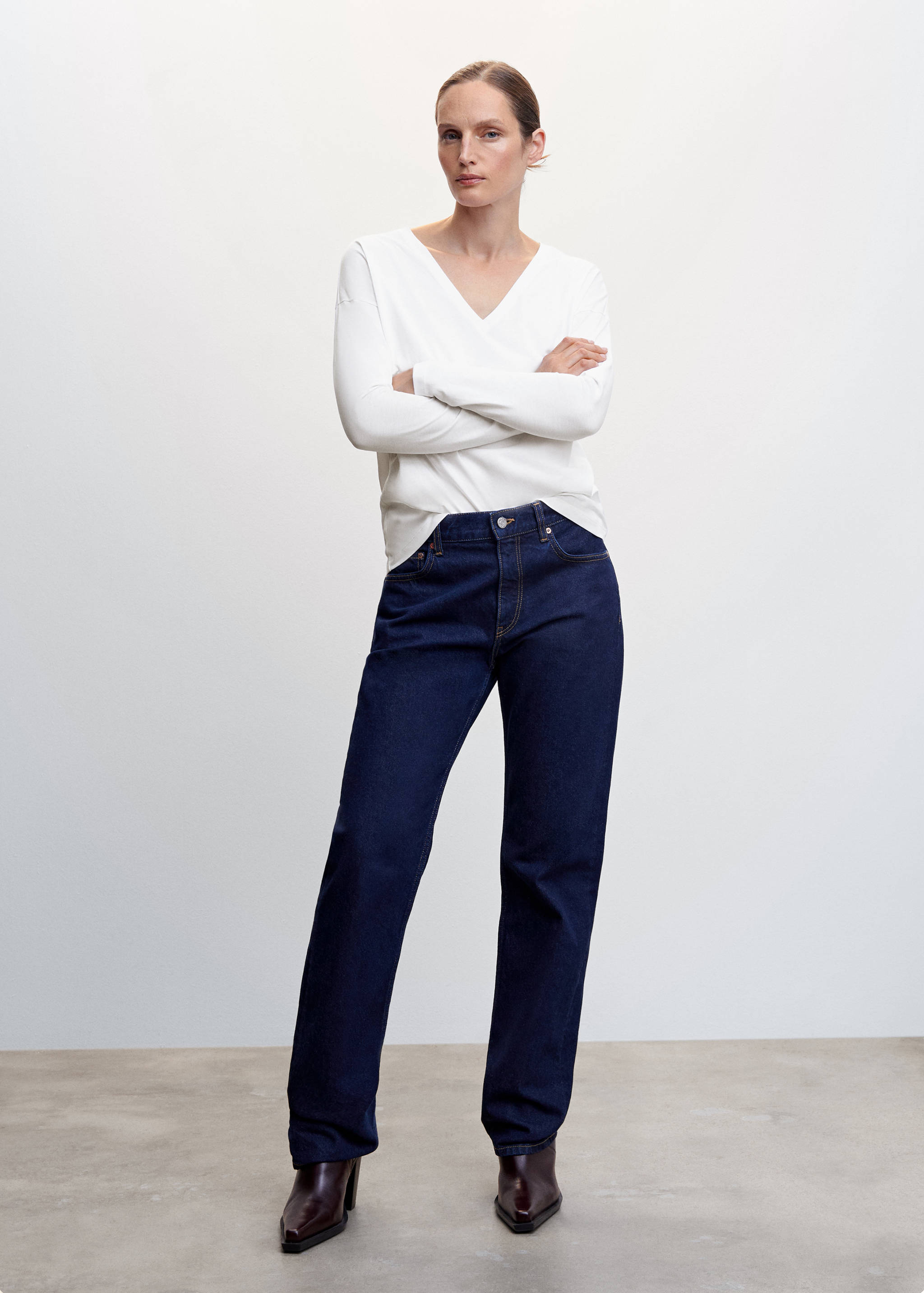 تي شيرت قطني بتصميم رقبة على شكل حرف V - رؤية عامة