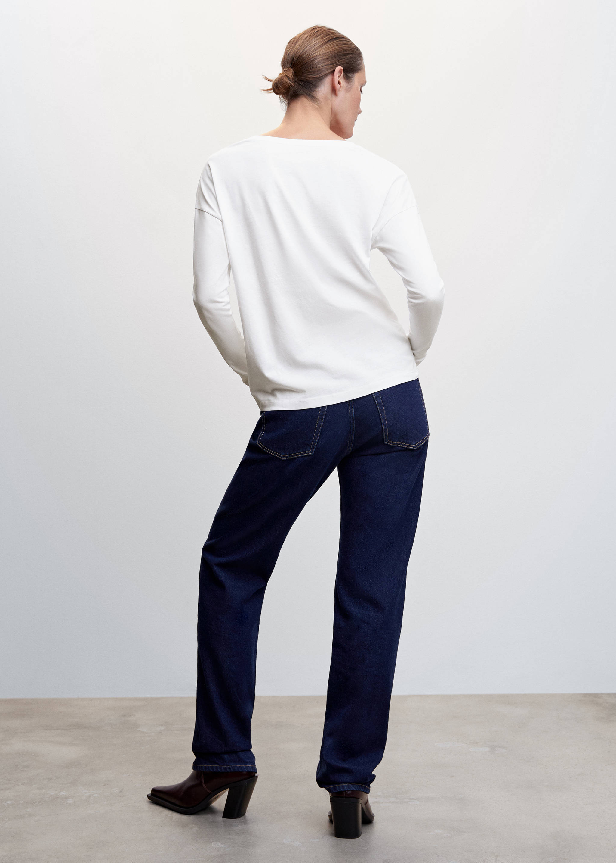 تي شيرت قطني بتصميم رقبة على شكل حرف V - الجهة الخلفية للمنتج