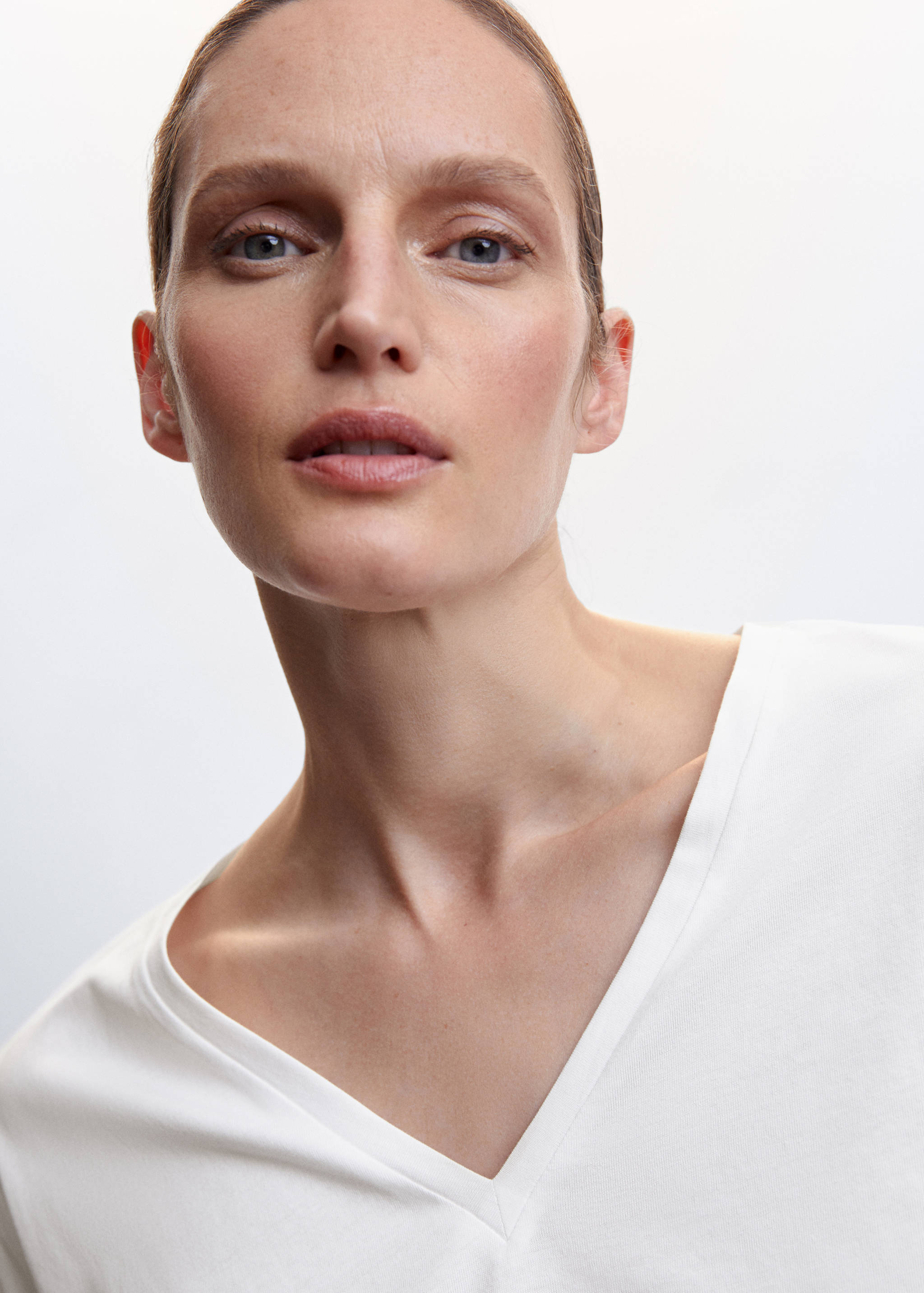 تي شيرت قطني بتصميم رقبة على شكل حرف V - تفاصيل المنتج 1